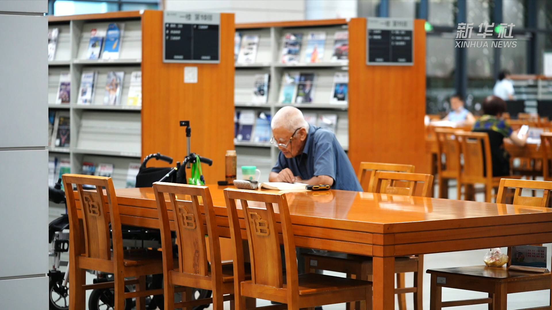 淡看浮华且闻书香90岁老人每天打卡图书馆