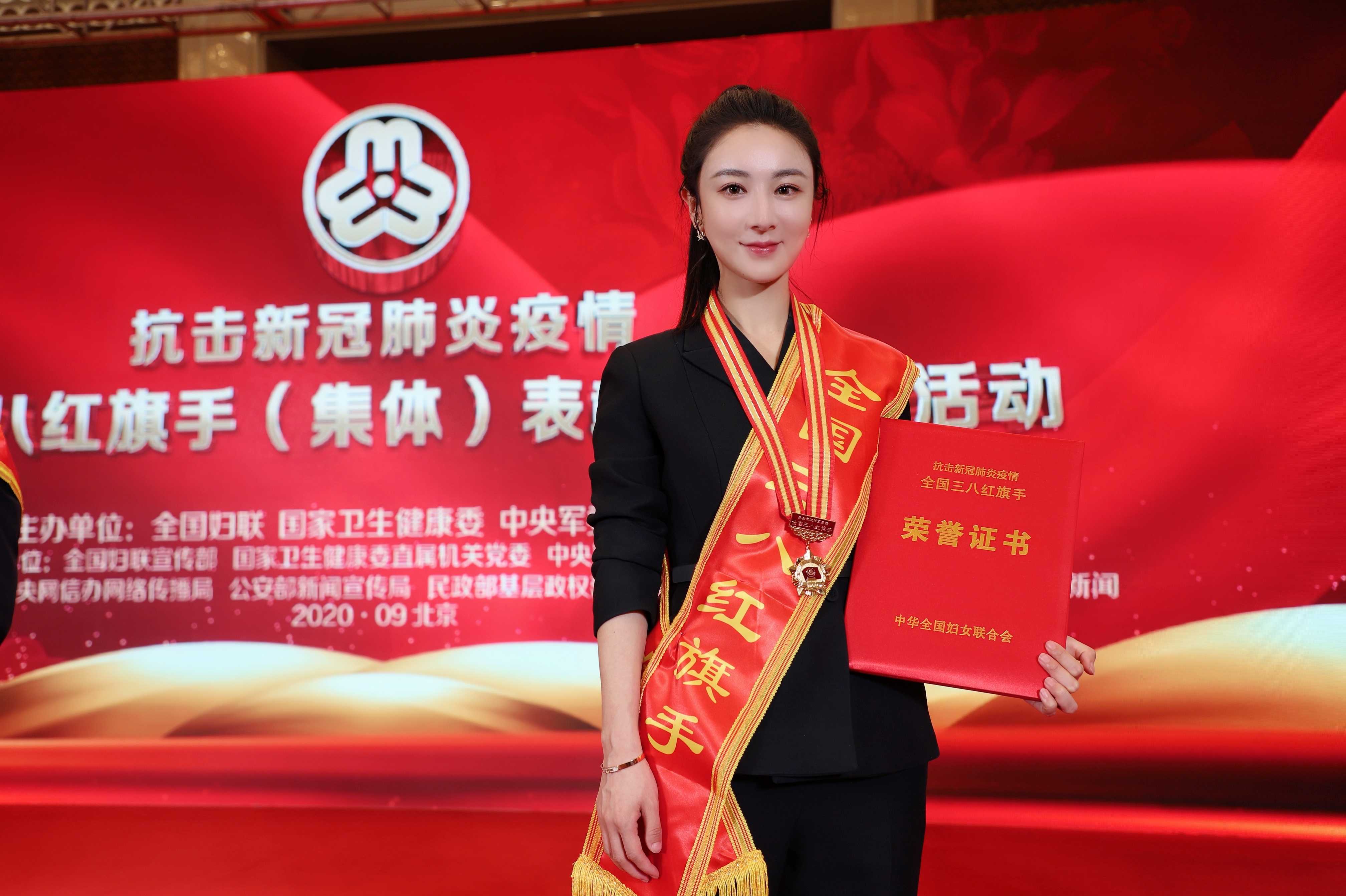 从女孩黄薇到主播薇娅小镇青年的逆袭之路