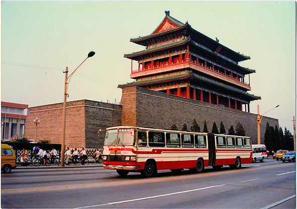 百年公交车轮滚滚满载首都蝶变