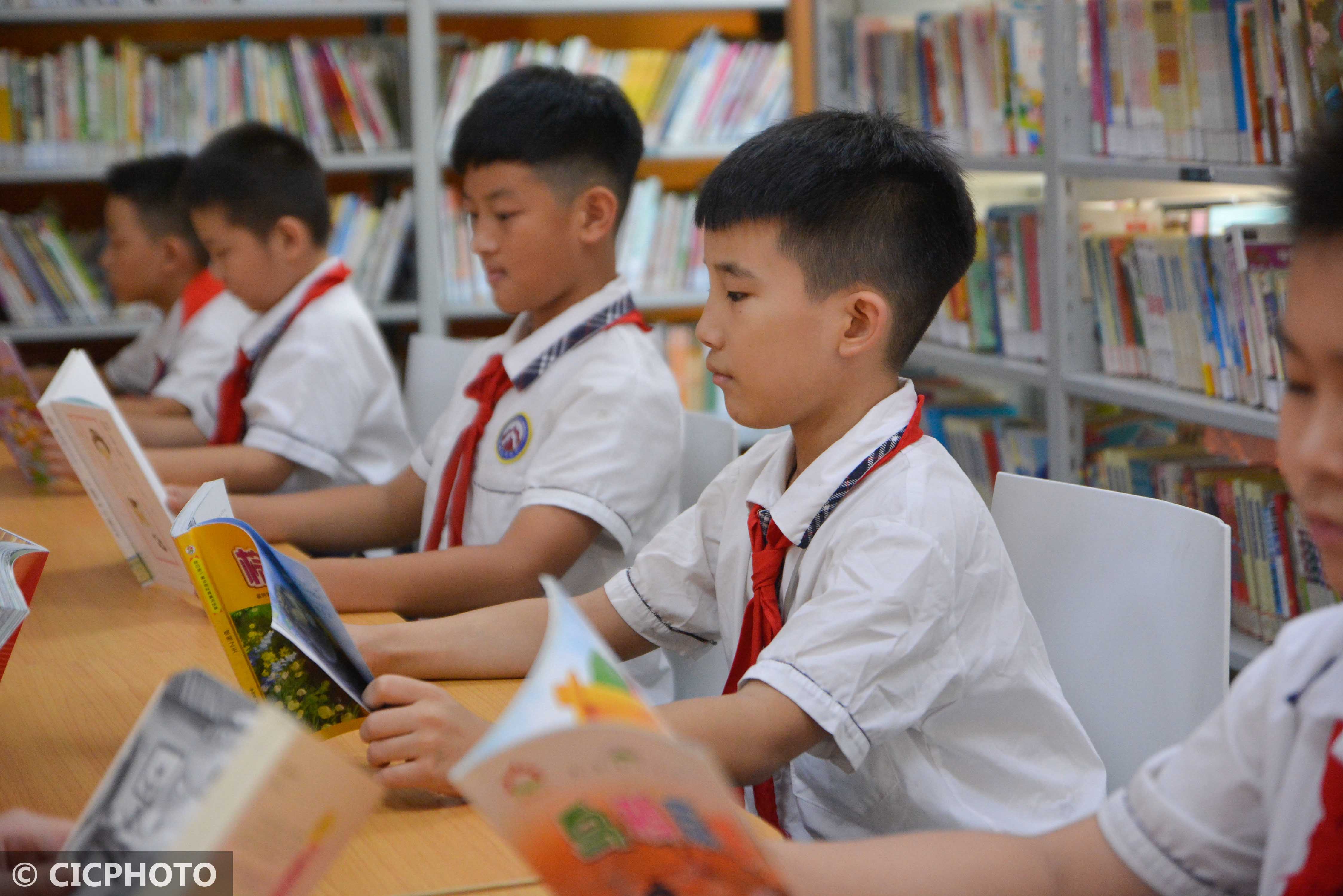 2021年9月1日,河北省邯郸市邯山区农林路小学学生在图书馆读书