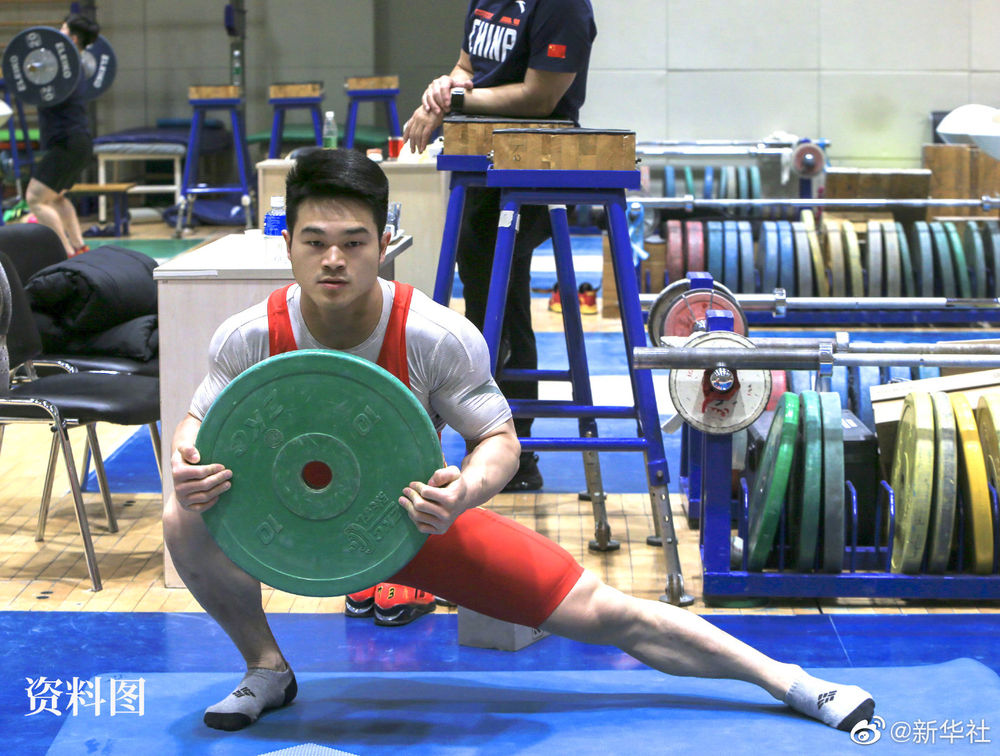王者回归里约奥运会举重冠军石智勇再破世界纪录