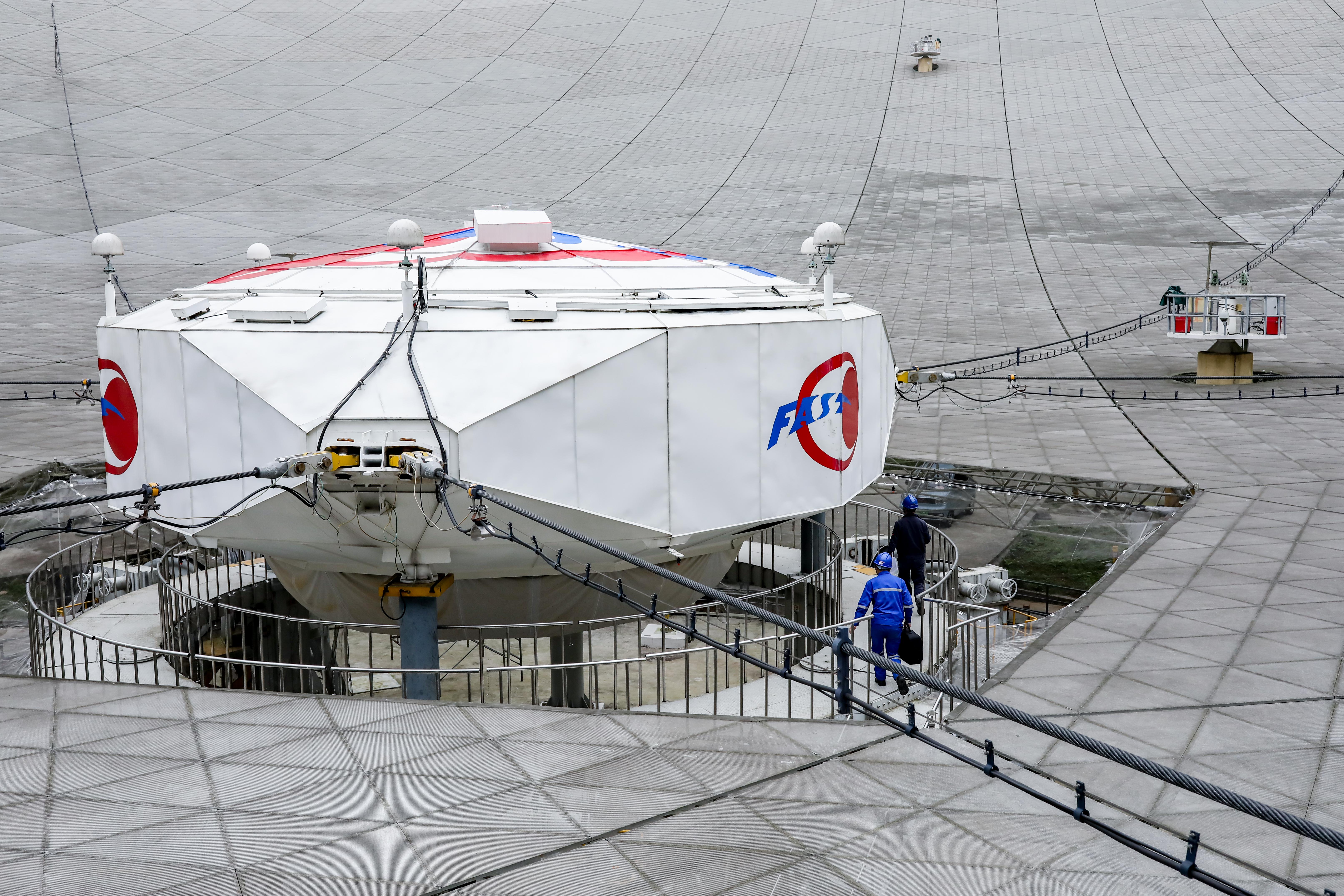 3月28日,工作人员进入fast馈源舱.