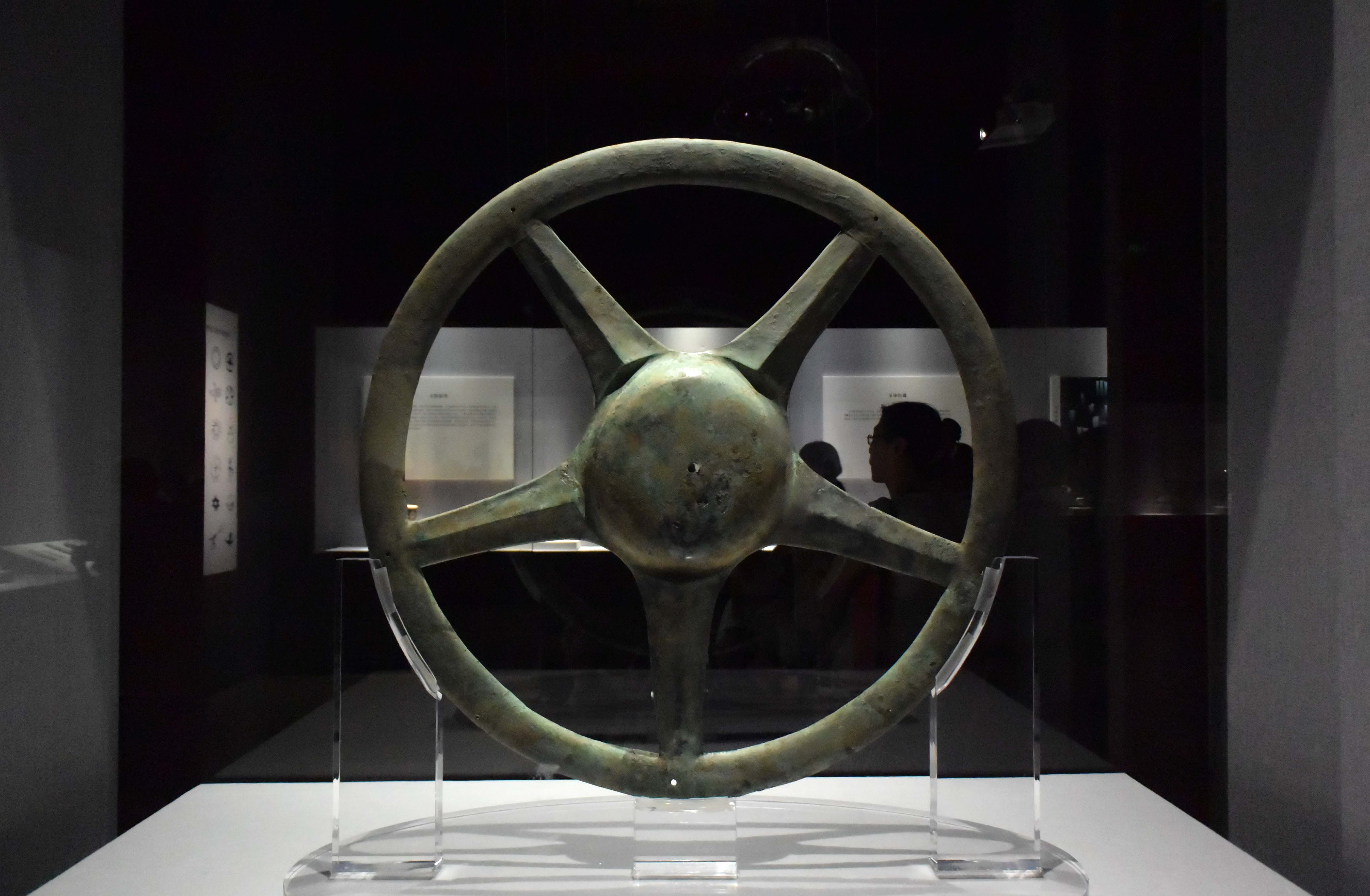 徐速绘 摄硕耳纵目,高大神树,形似汽车方向盘的神秘圆盘……三星堆