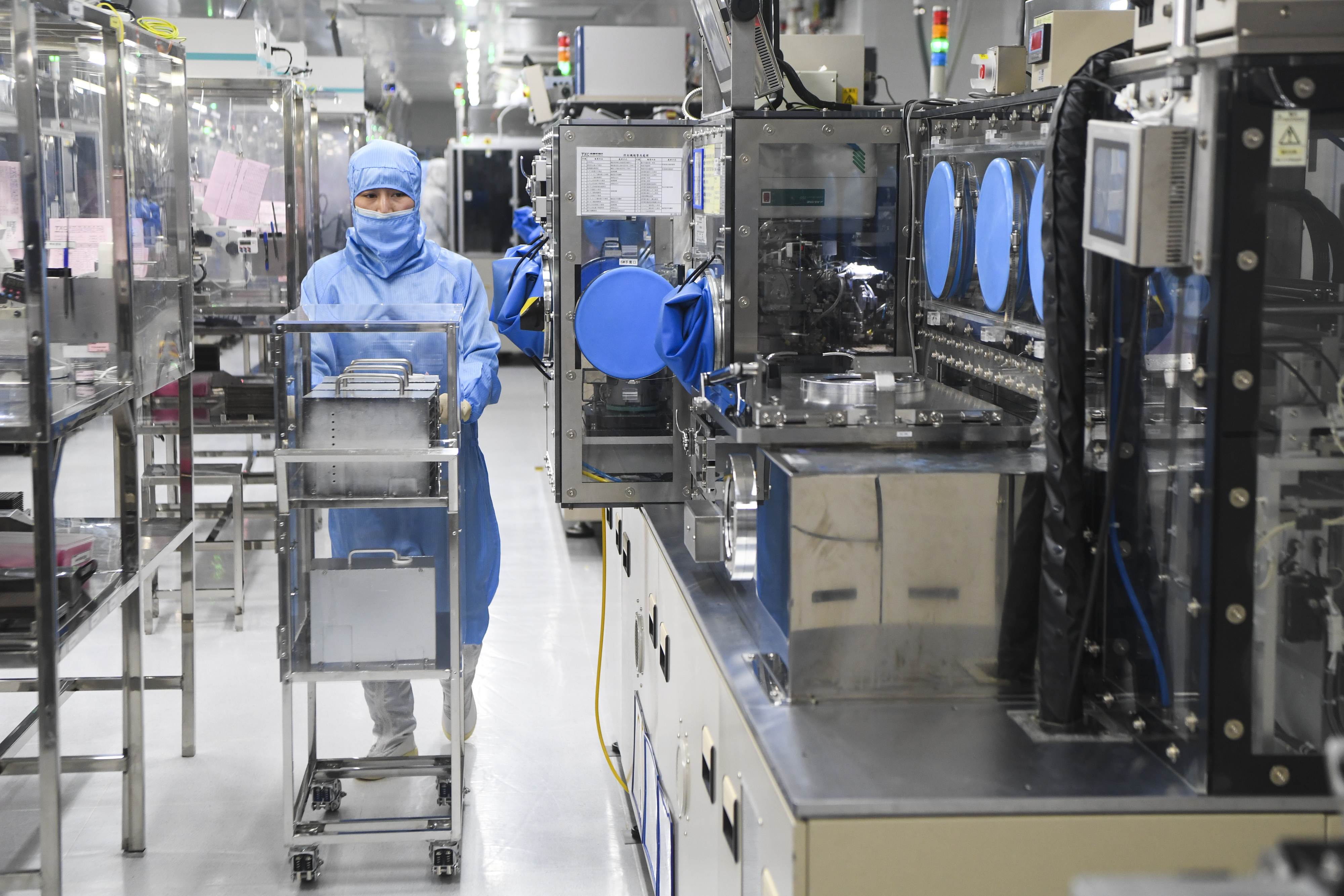 位于重庆高新区的台晶(重庆)电子有限公司工作人员在晶振封装无尘车间