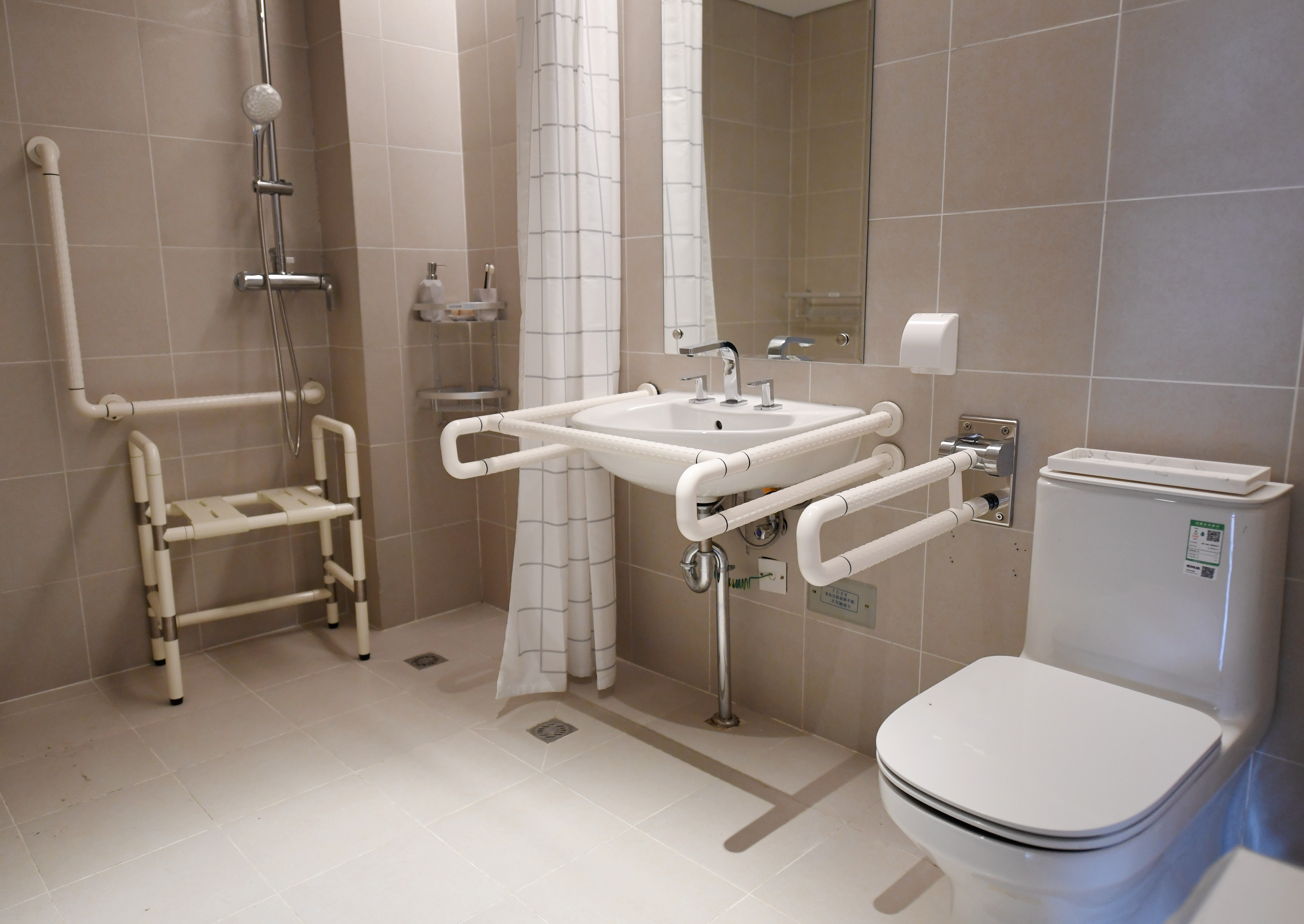 减少山地建筑给残障人士带来的不便;国家游泳中心无障碍卫生间均使用