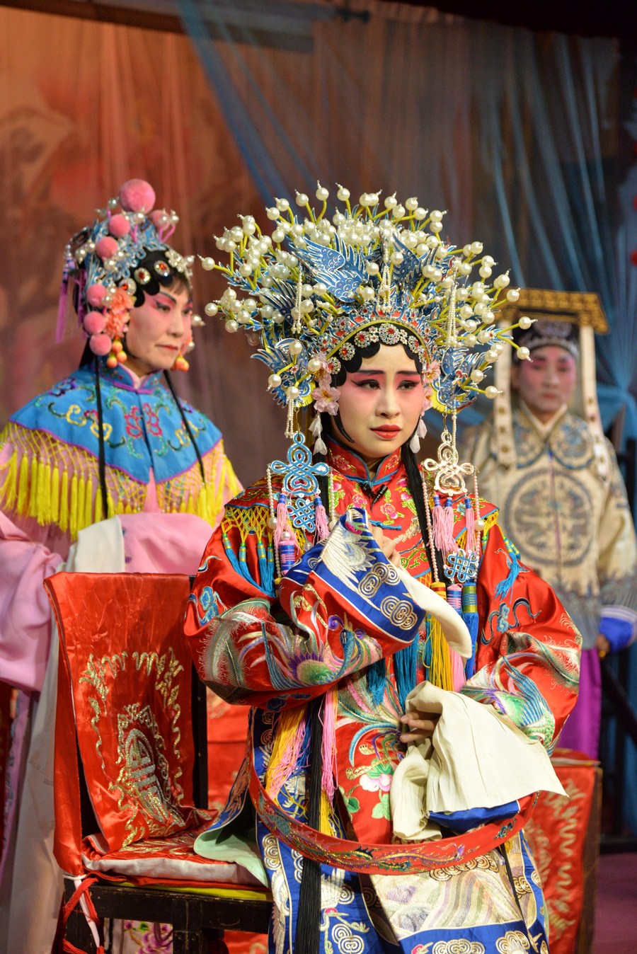 11月13日,青年滇剧演员(中)李婷婷在台上表演.