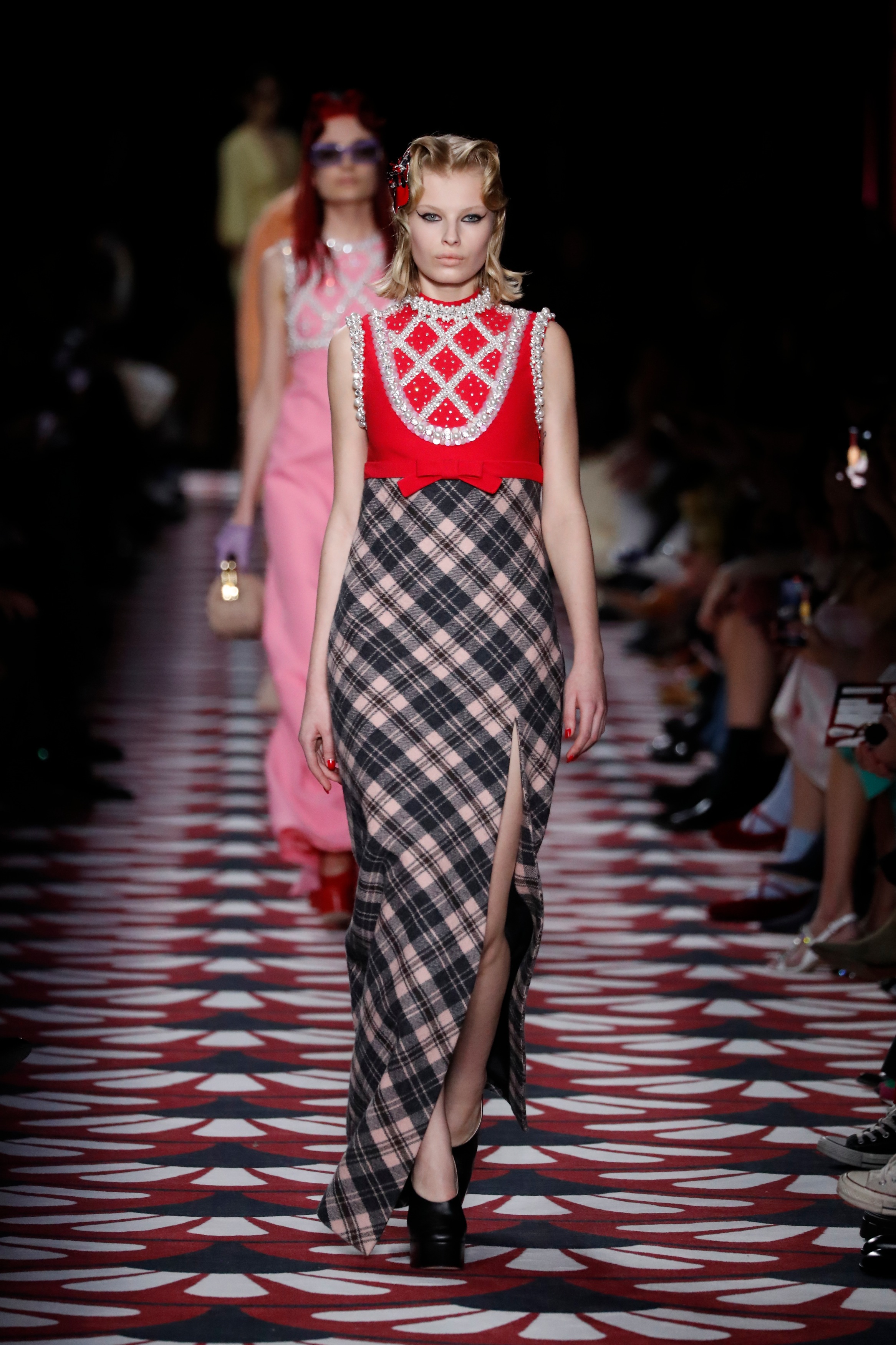 3月3日,模特在法国巴黎时装周上展示缪缪品牌2020-2021秋冬新品陈衣