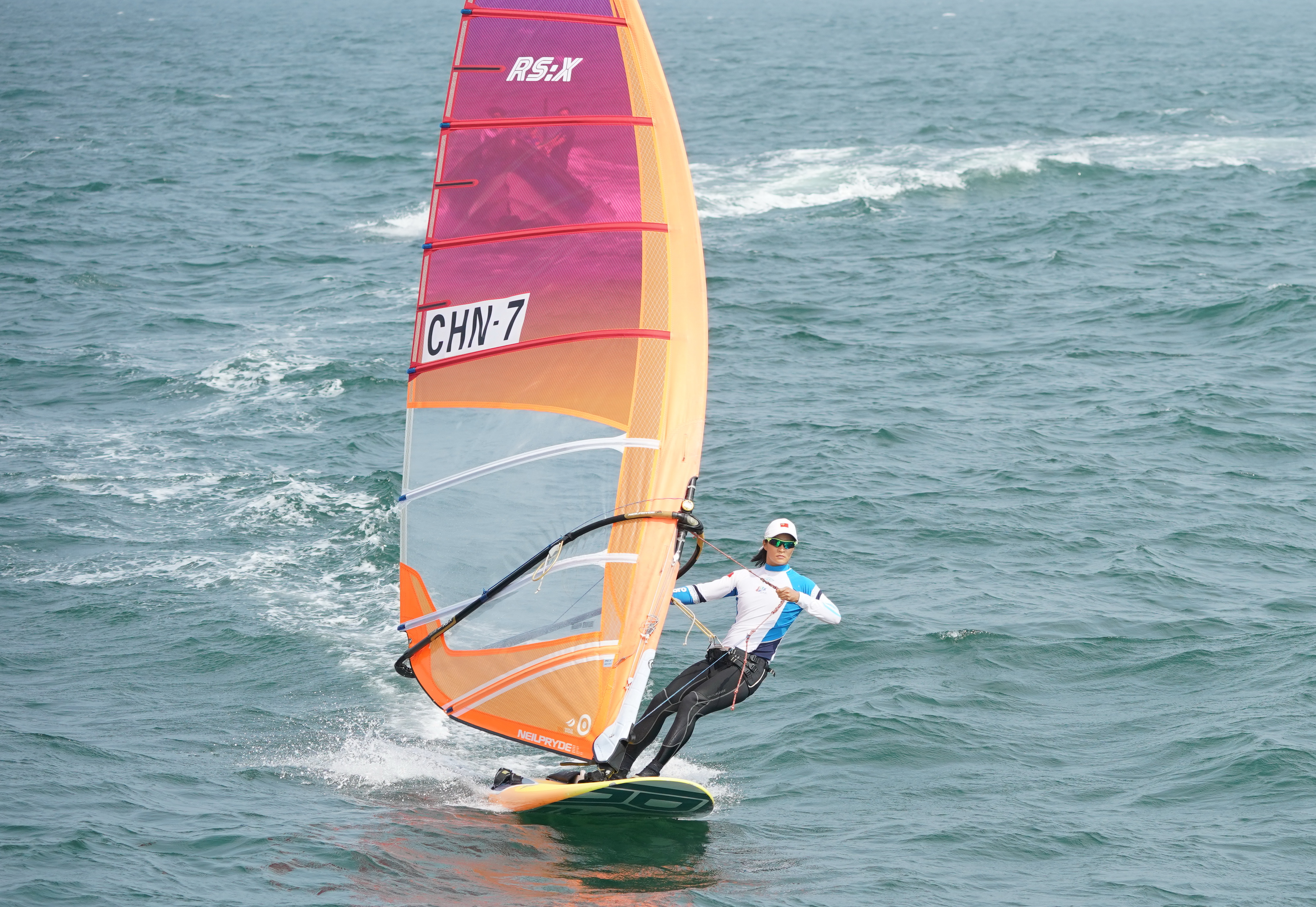 6月12日,国家帆船帆板队女子470级帆船运动员魏梦喜(前左)和高海燕