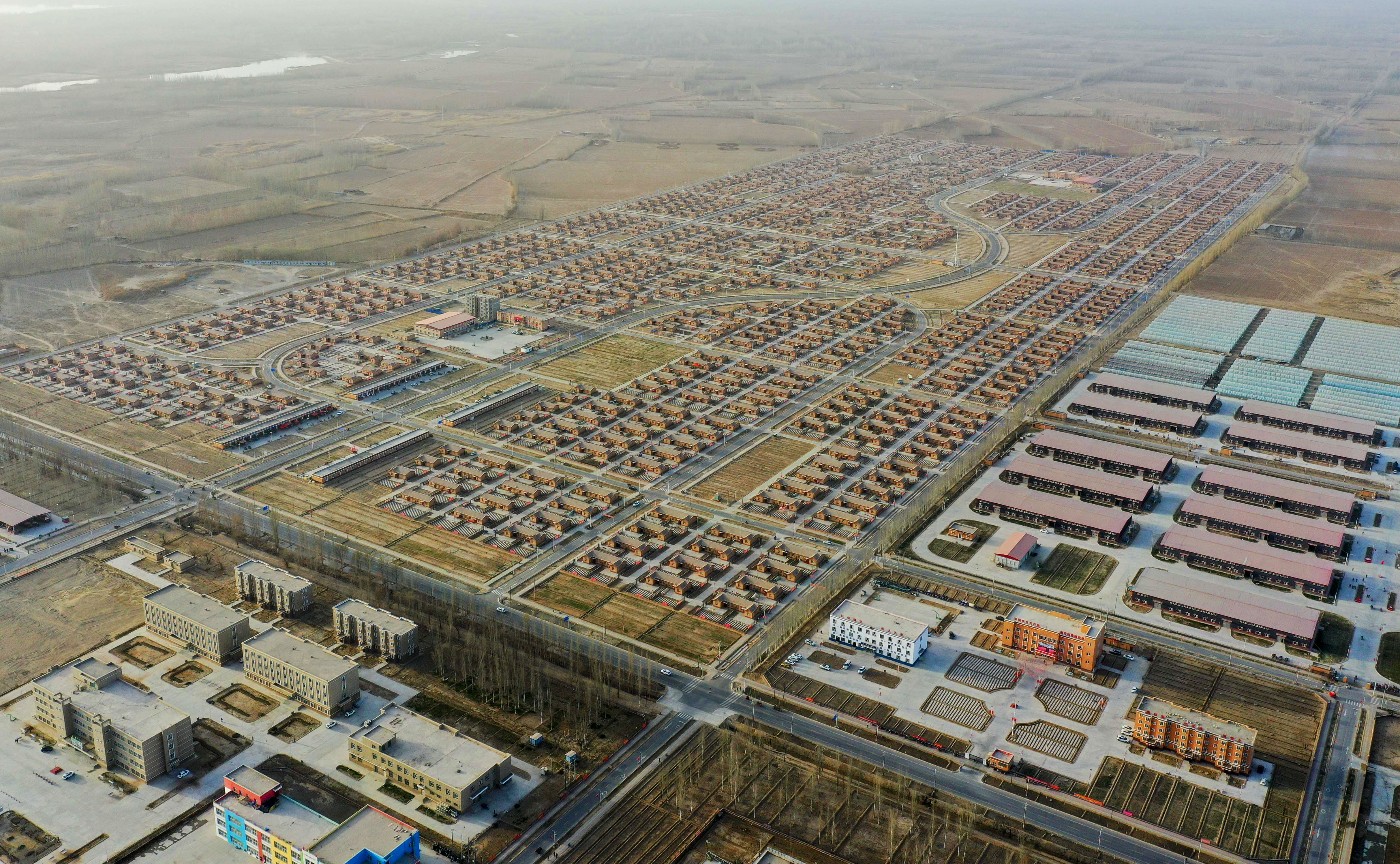 在叶城县易地扶贫搬迁阿克塔什农场安置区,一家鞋业公司的工人在车间