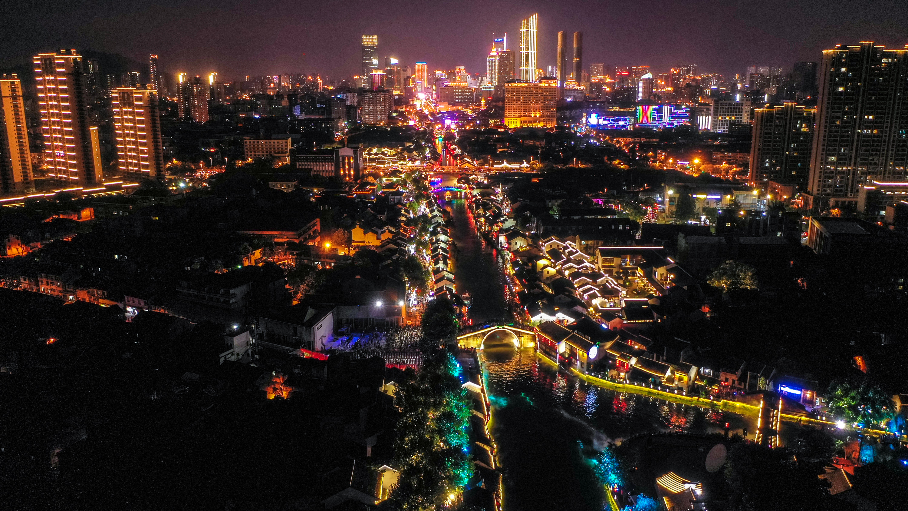 江苏无锡夜市画卷更多彩游客尽情度良宵