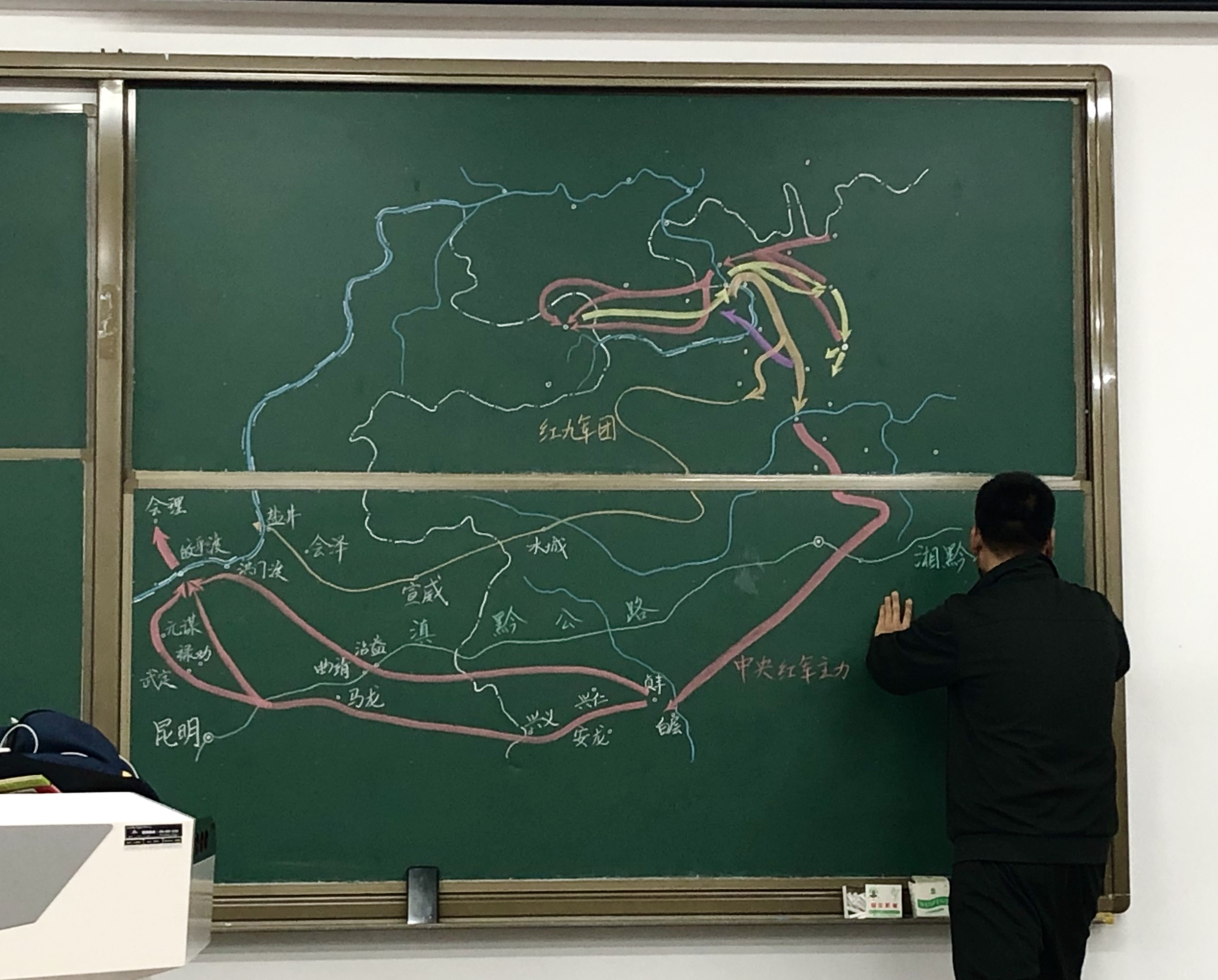 天津大学教师在党史课上绘出四渡赤水示意图