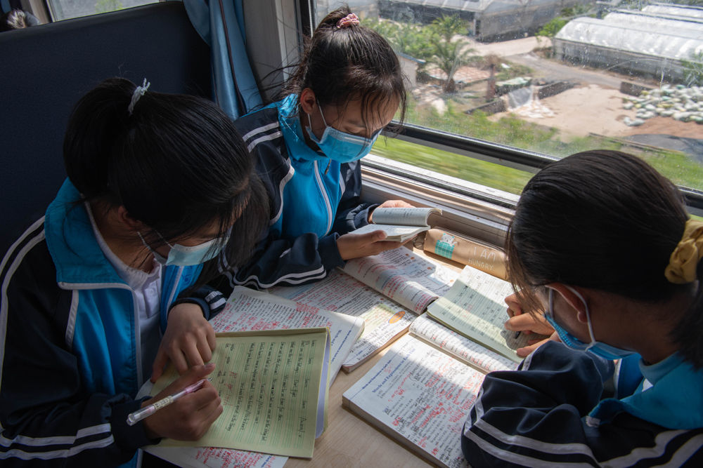 40公里的5633/5634次列車,從四川省涼山彝族自治州的普雄開往攀枝花南