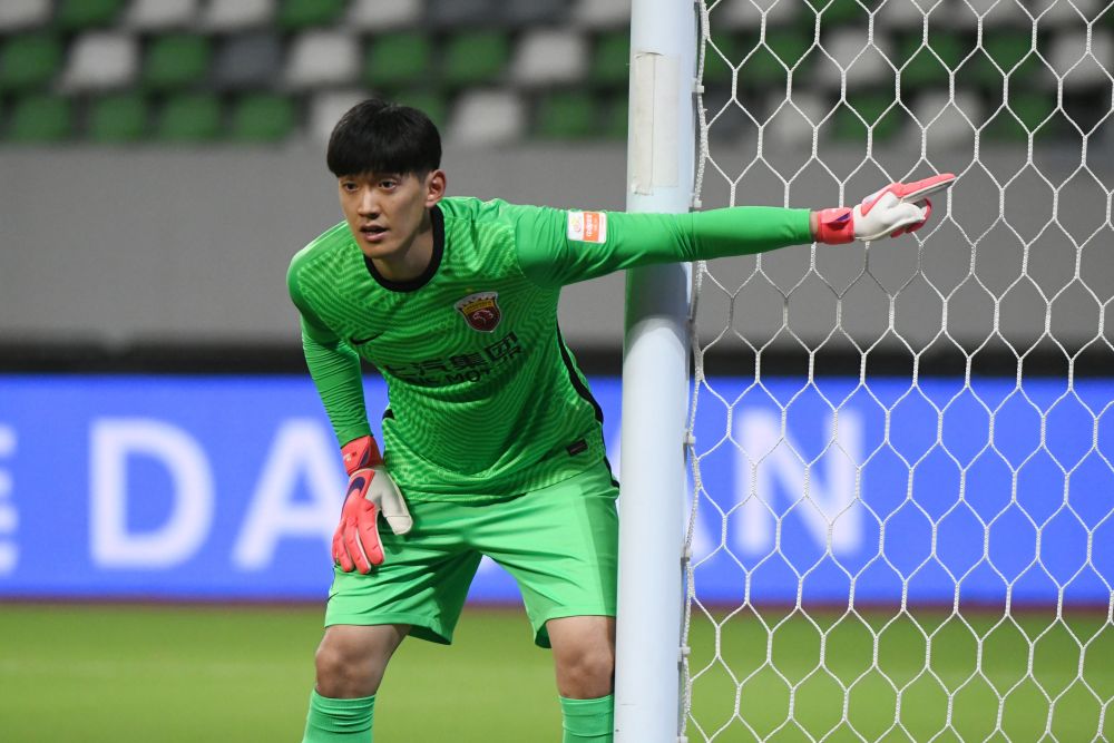 颜骏凌:带着10副手套征战世预赛 - 封面新闻