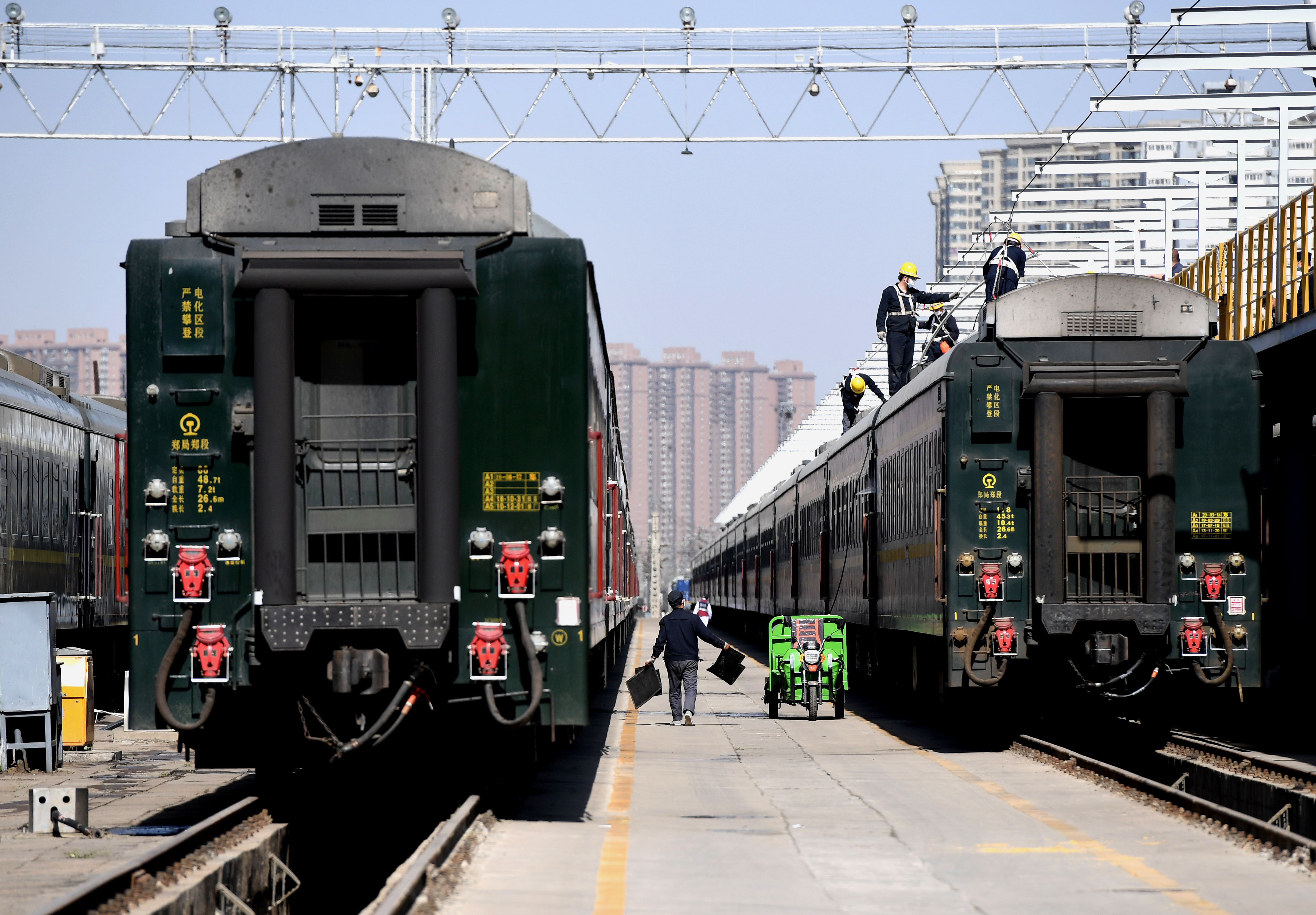 3月19日,郑州车辆段客车检车员在对客车空调机组进行检修作业