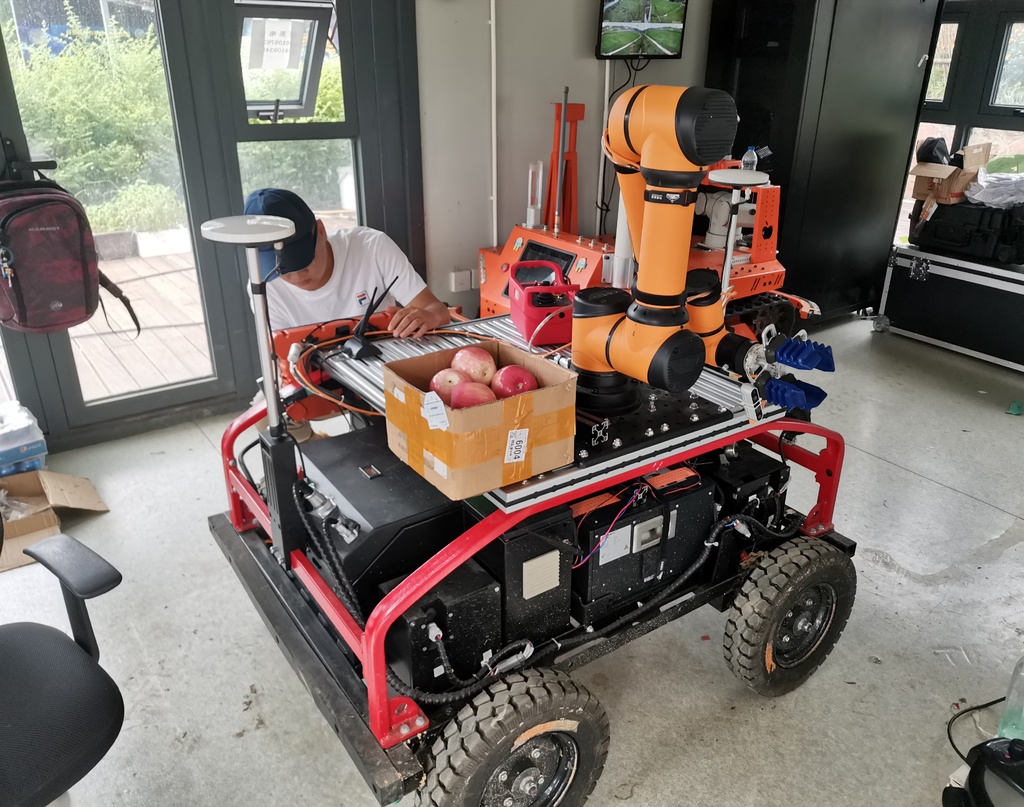 智能巡田无人喷药无人除草水果采摘运输这个农场里这些事都是机器人干