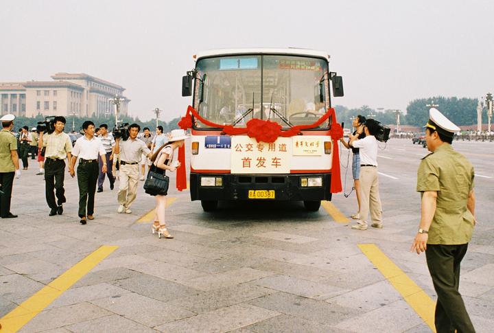 百年公交车轮滚滚满载首都蝶变