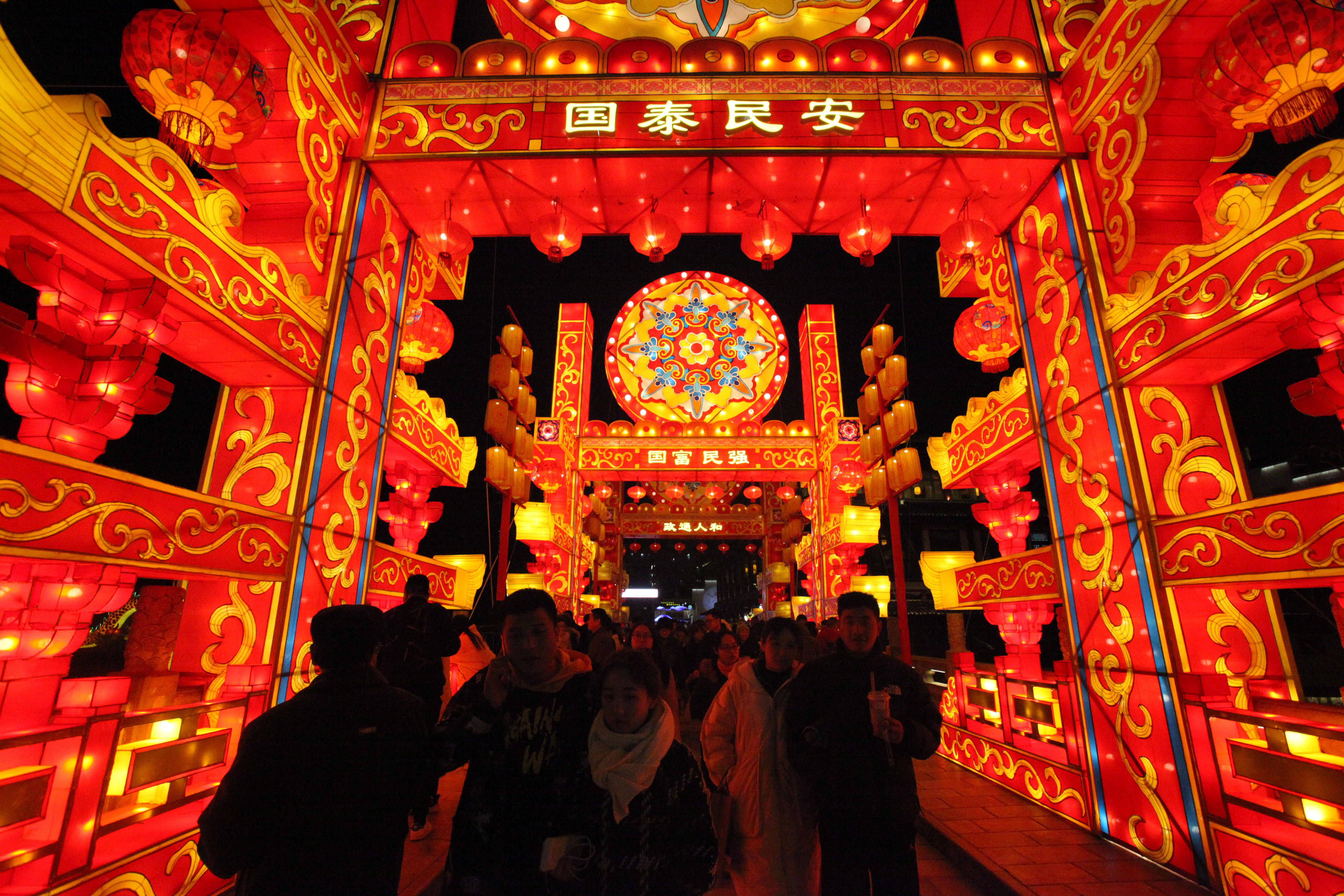 南京秦淮灯会璀璨亮灯