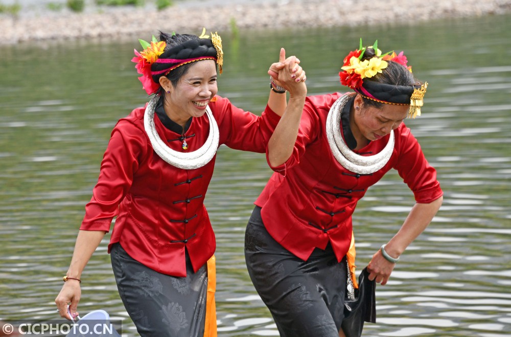 浙江仙居傣族潑水節潑水享祝福