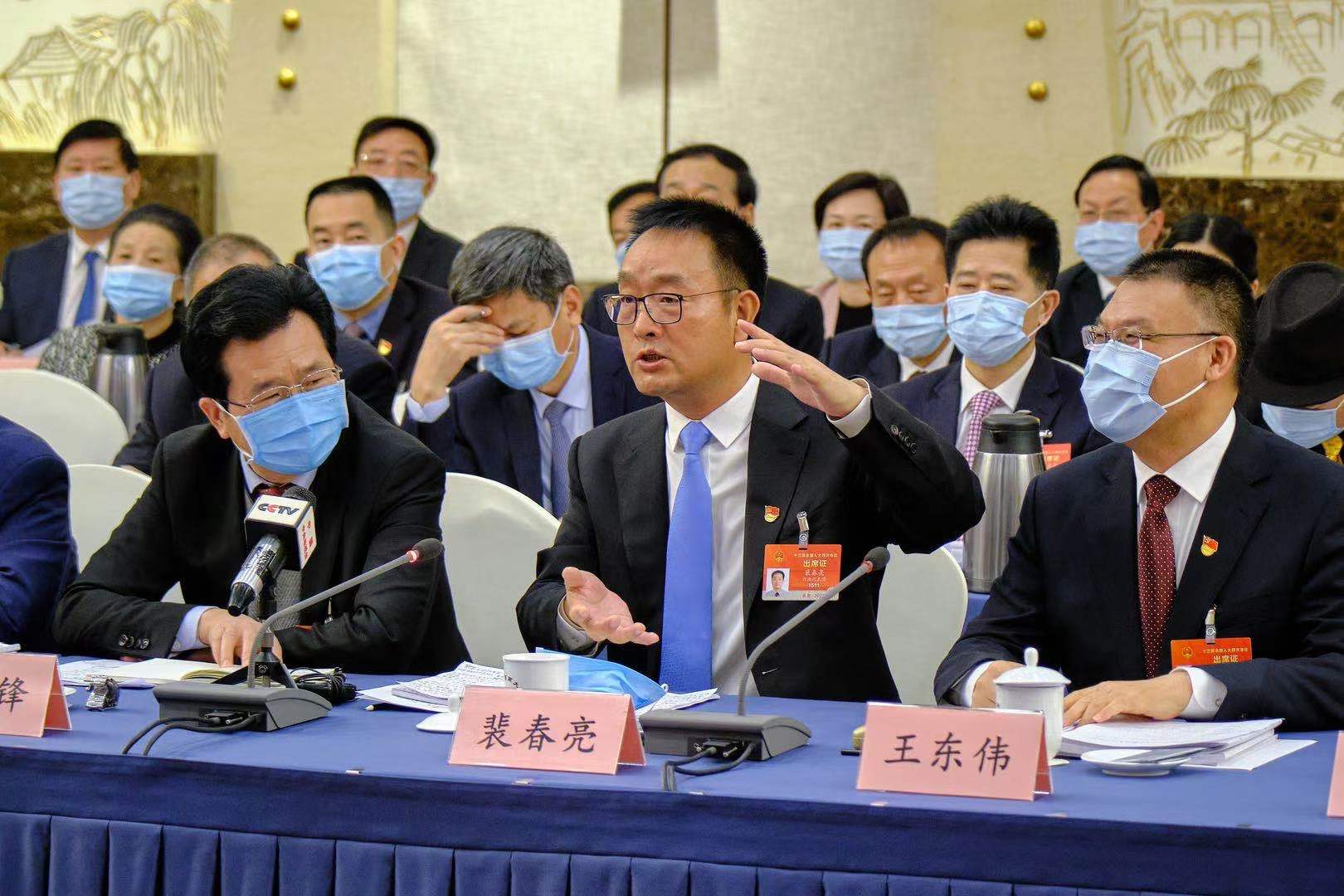 这个村主任在两会上的发言亮了全场代表都给他鼓掌