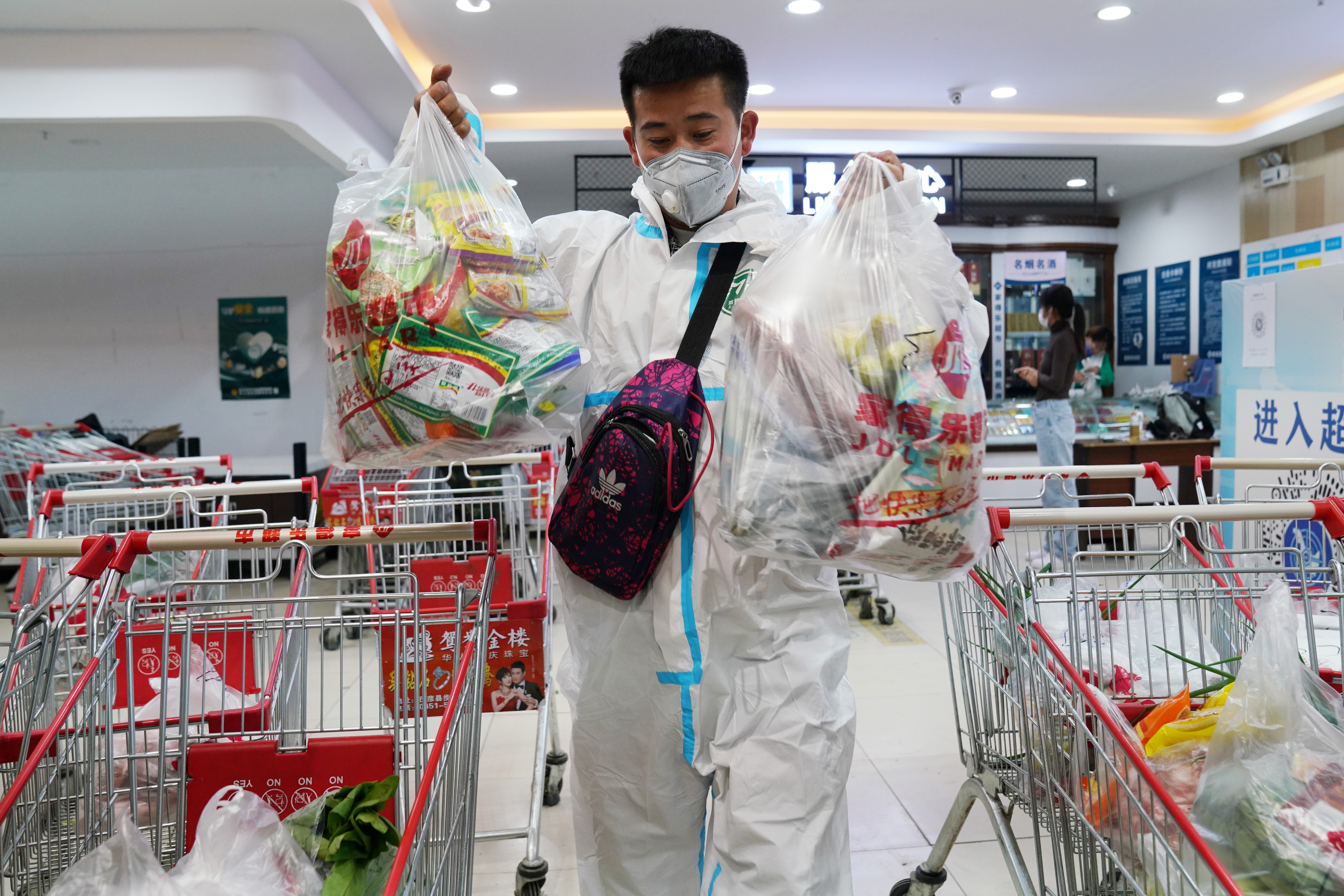 哈尔滨巴彦县封控区配送小哥的抗疫坚守与期盼