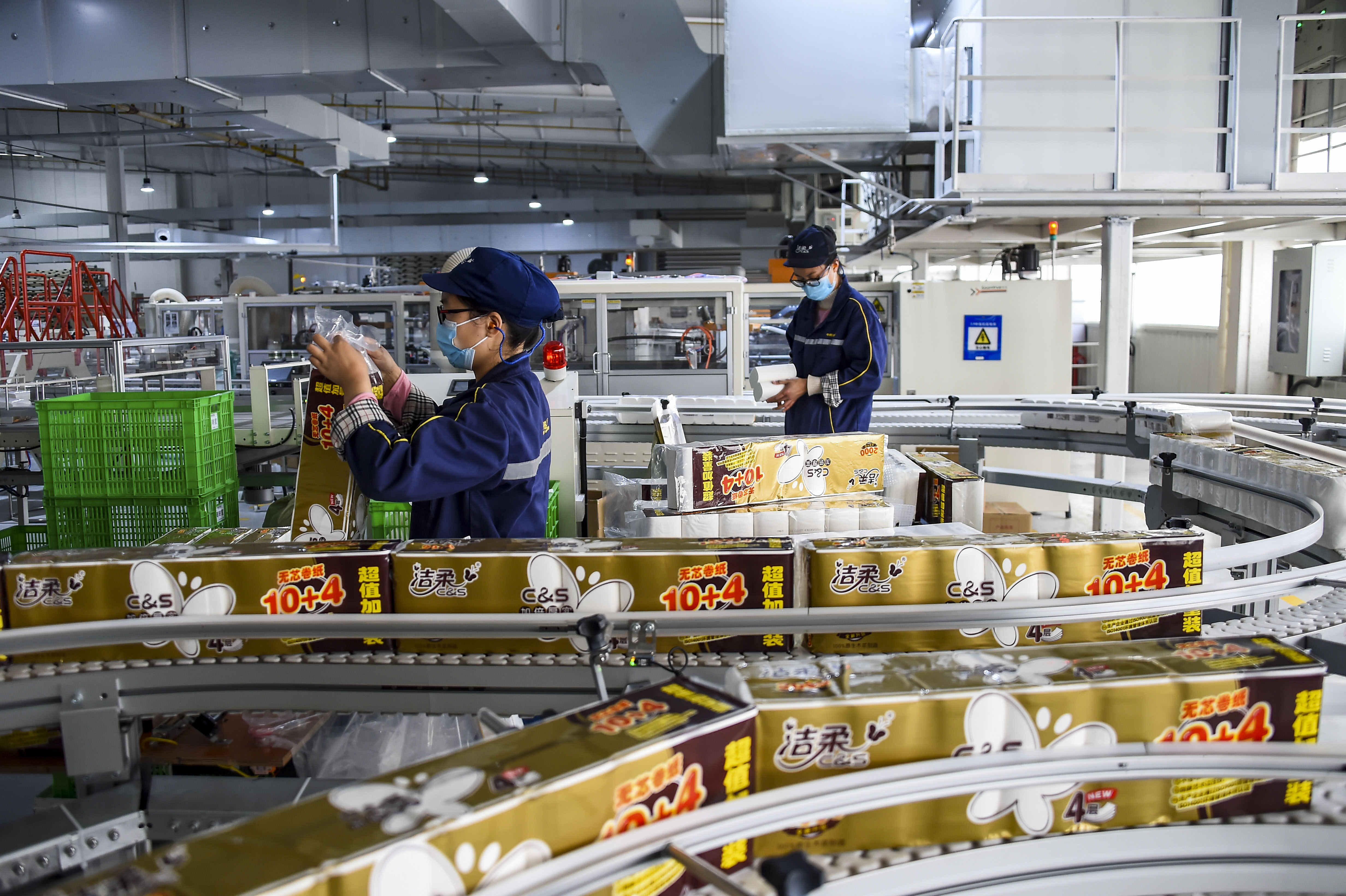 中顺洁柔的员工在生产线上工作.