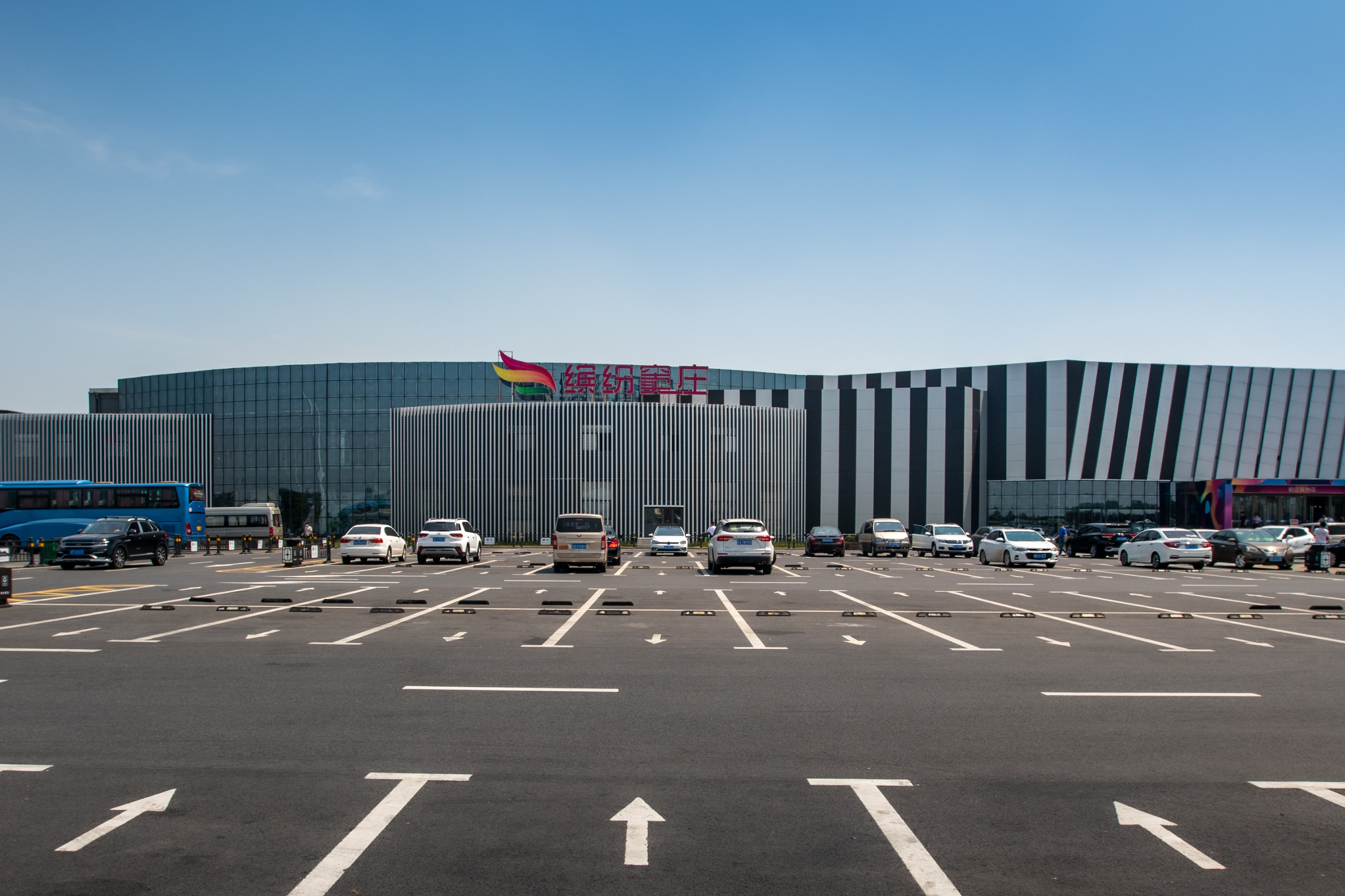 沿着高速看中国美好生活在路上打卡沪宁高速的网红服务区