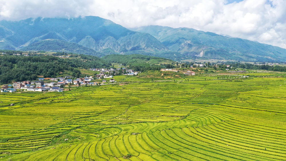 瞰大凉山美丽田园风光