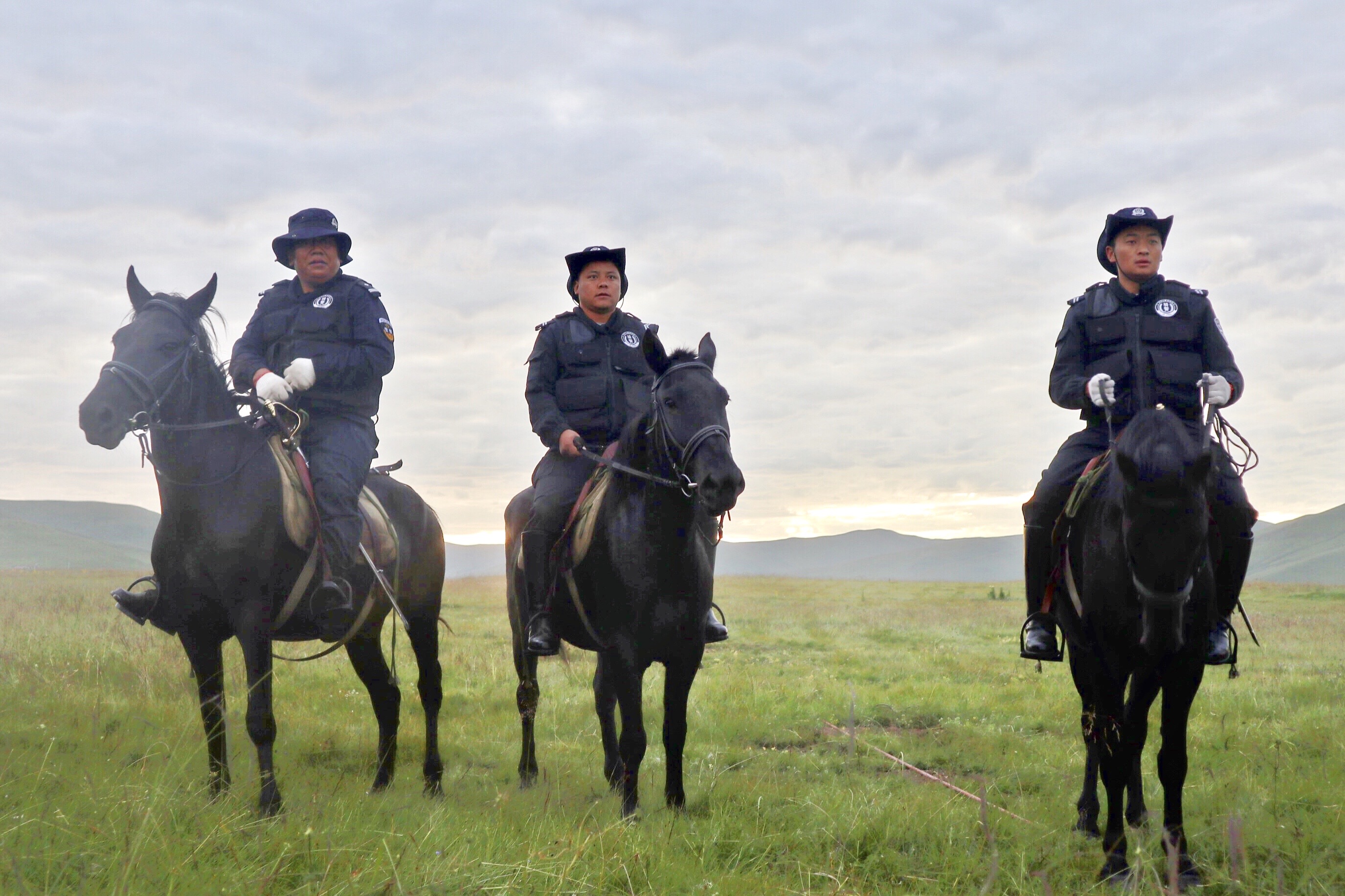 马背上的骑警队为草原牧民守平安