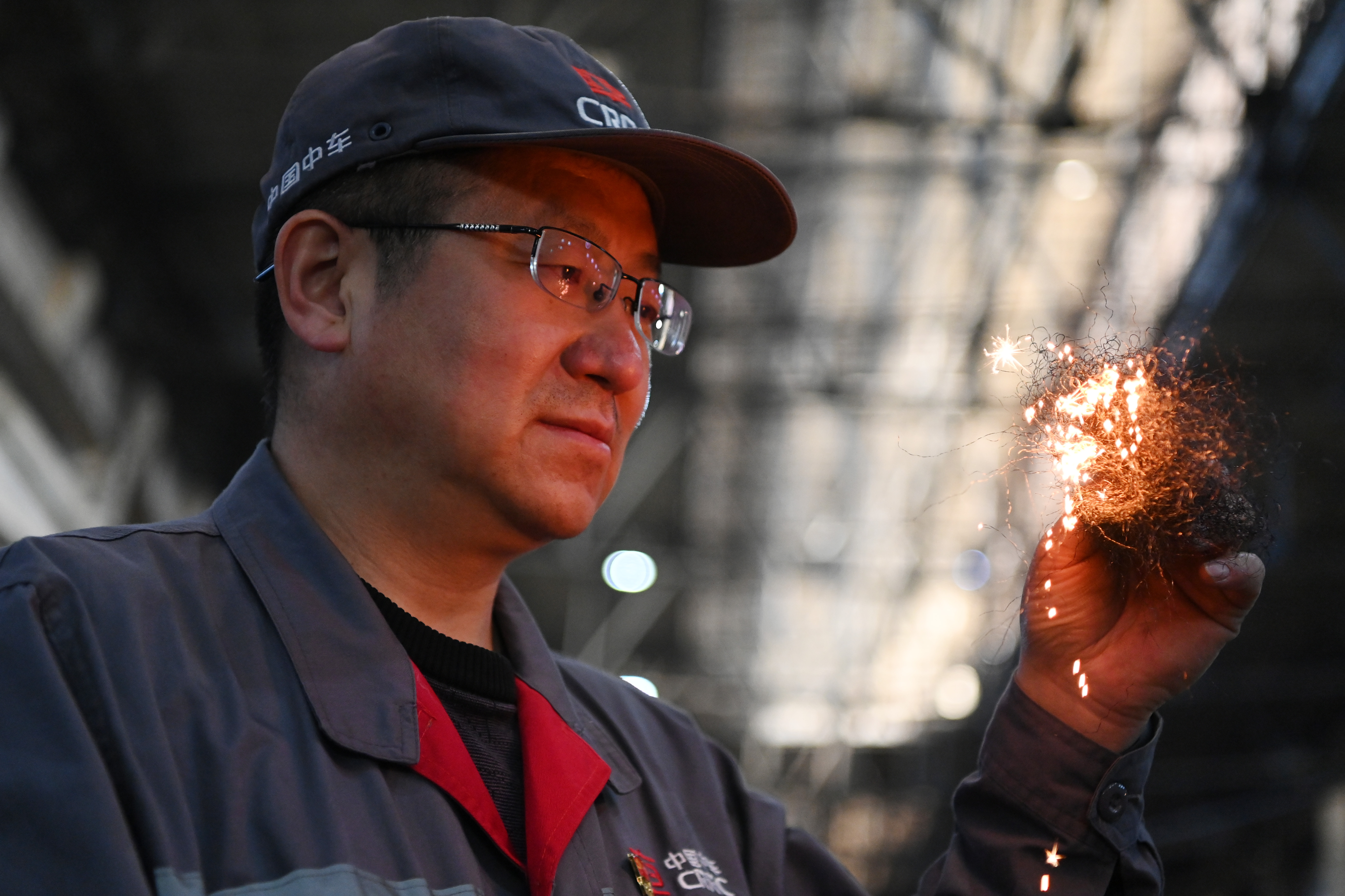 哈电集团哈尔滨汽轮机厂有限责任公司数控车工丁爱民在转子加工作业