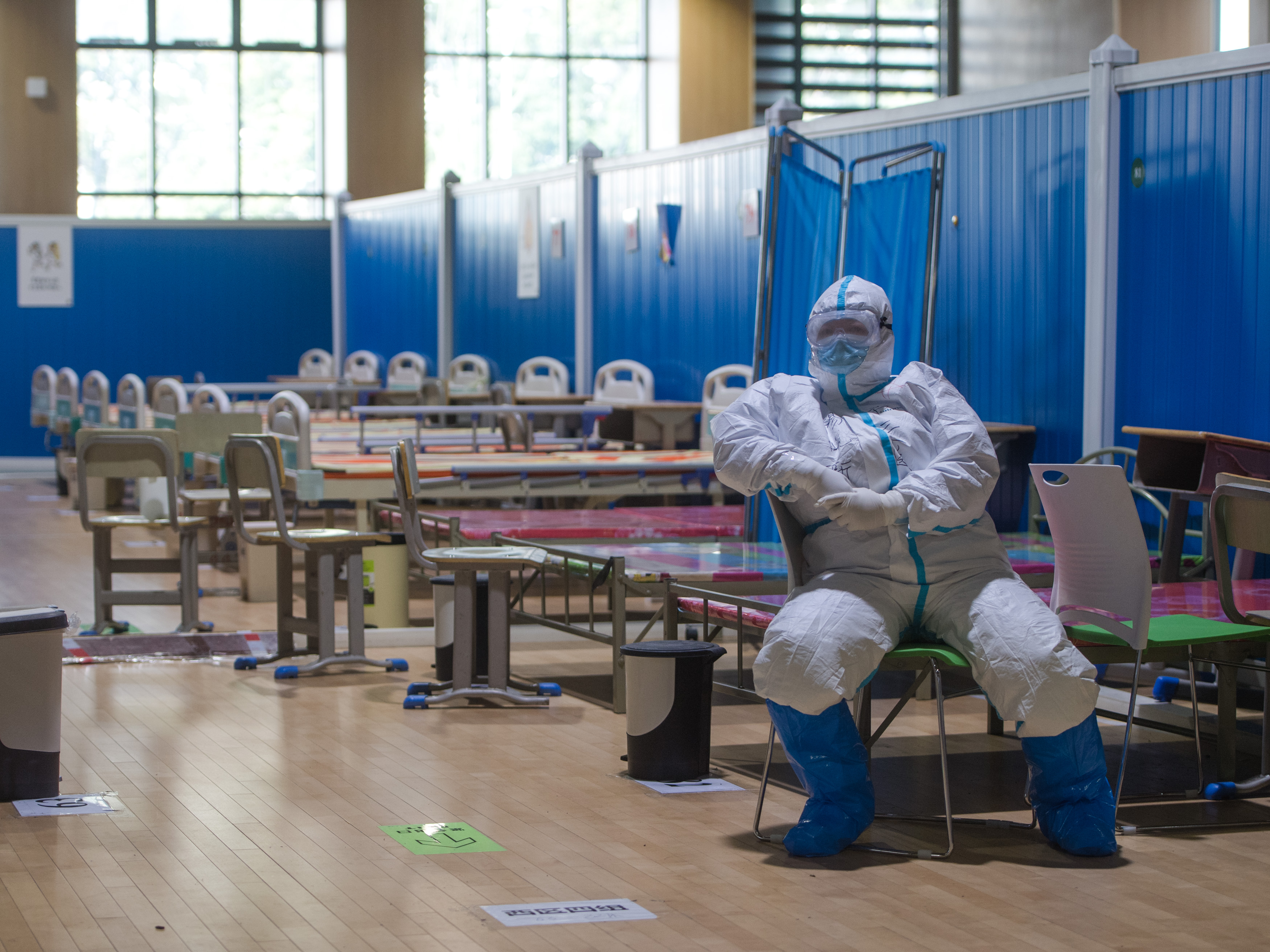 3月10日,在武昌方舱医院,一名医护人员在小憩