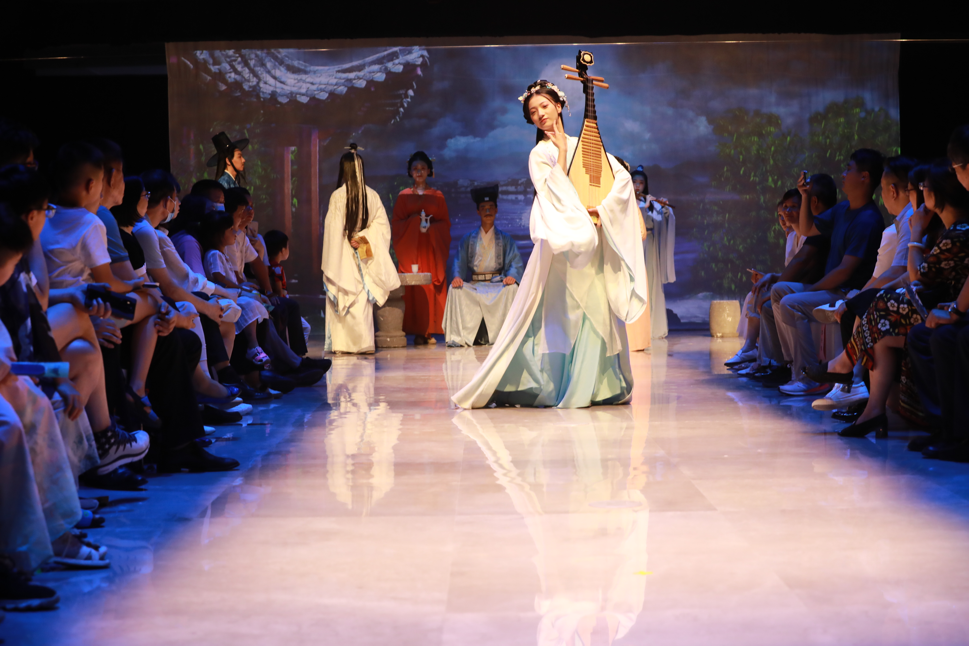 浙江省嘉兴博物馆,模特们在以"丝"为主题的服饰秀上展示服装