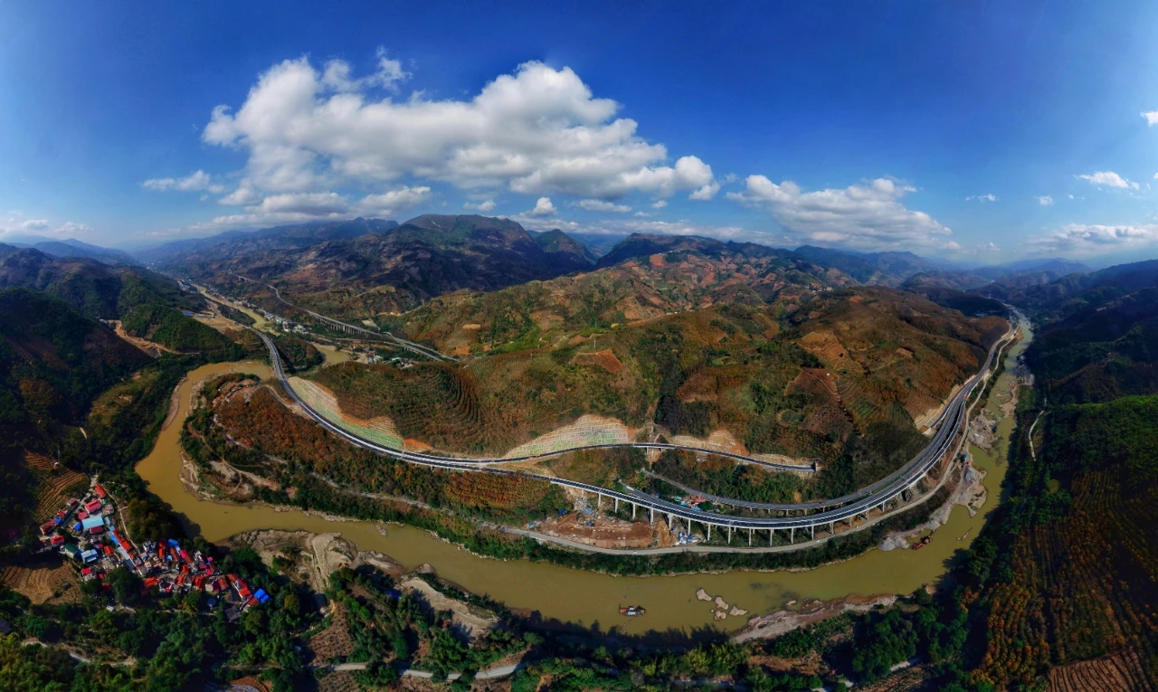 历时5年建设云南元蔓高速公路建成试通车