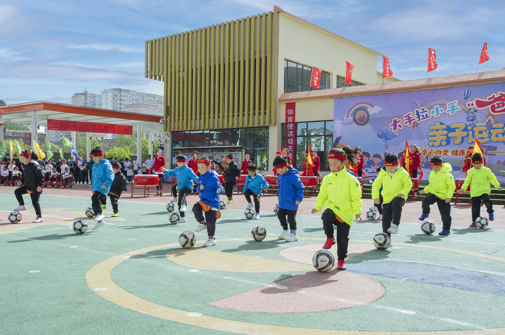 在山西省长治市滨河幼儿园,幼儿足球运动如火如荼.