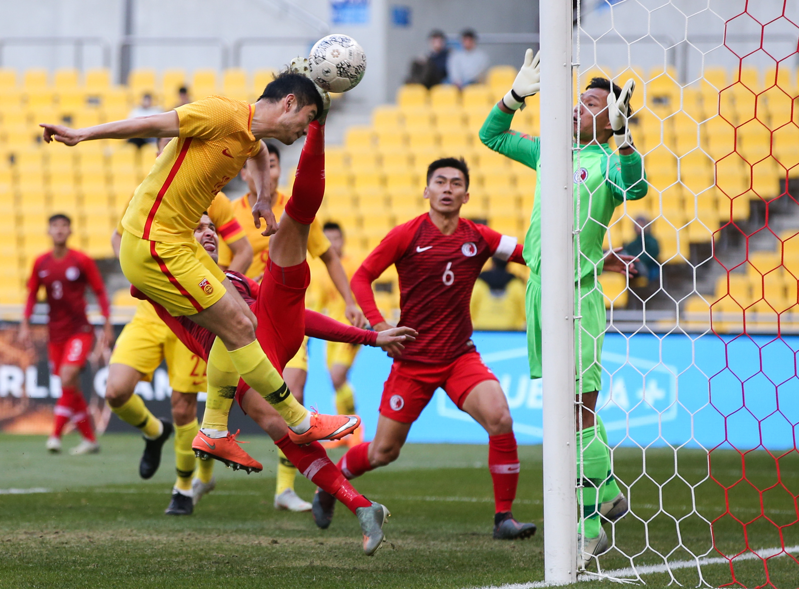 中国男足两球胜中国香港获东亚杯季军