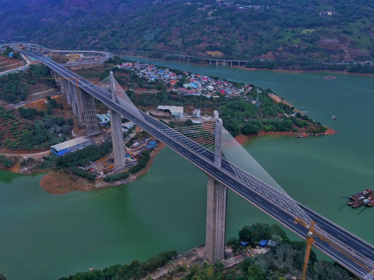 历时5年建设云南元蔓高速公路建成试通车