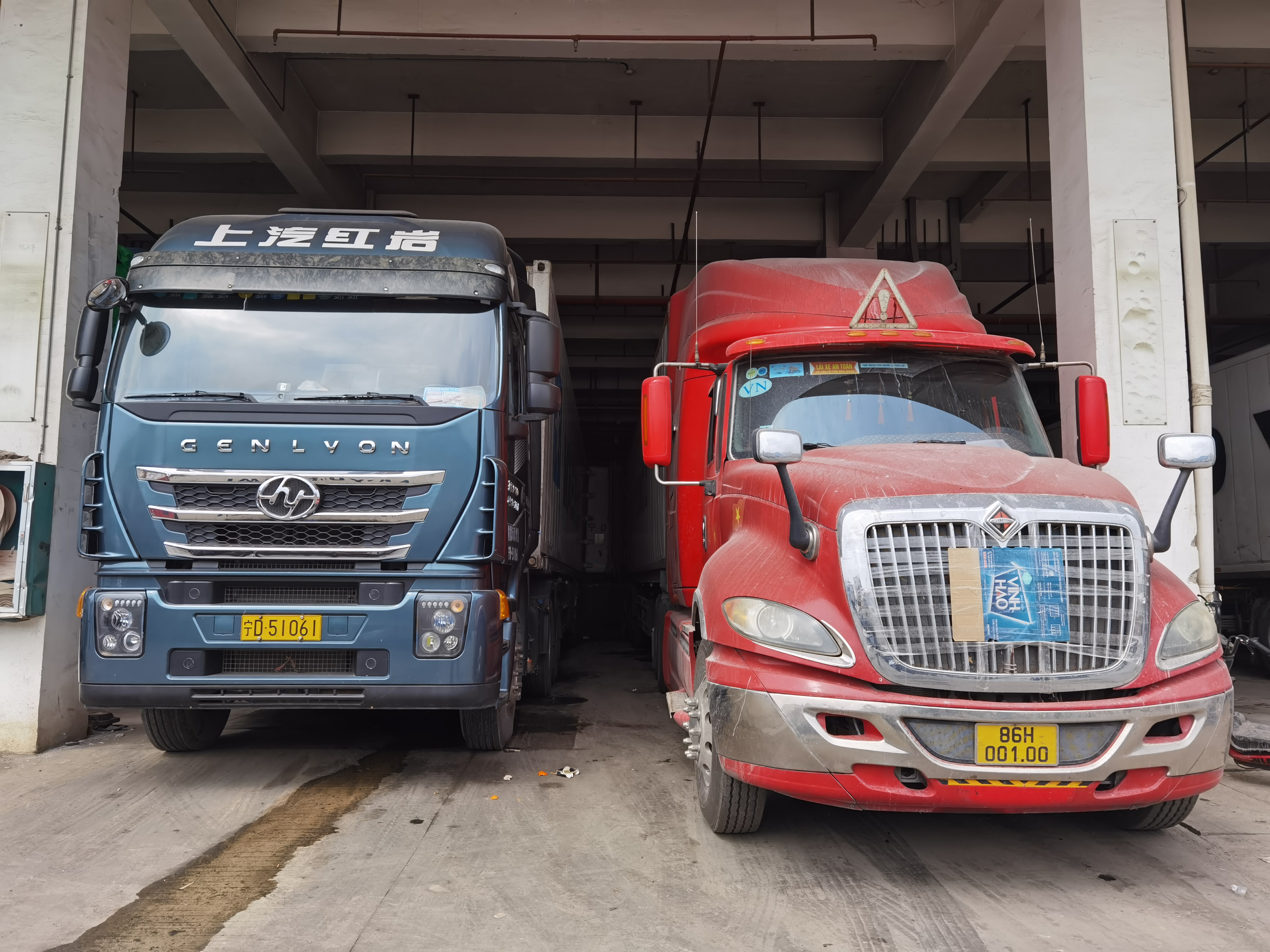 一辆辆挂着中国或越南车牌的货车来回穿梭,火龙果等热带水果香飘四溢