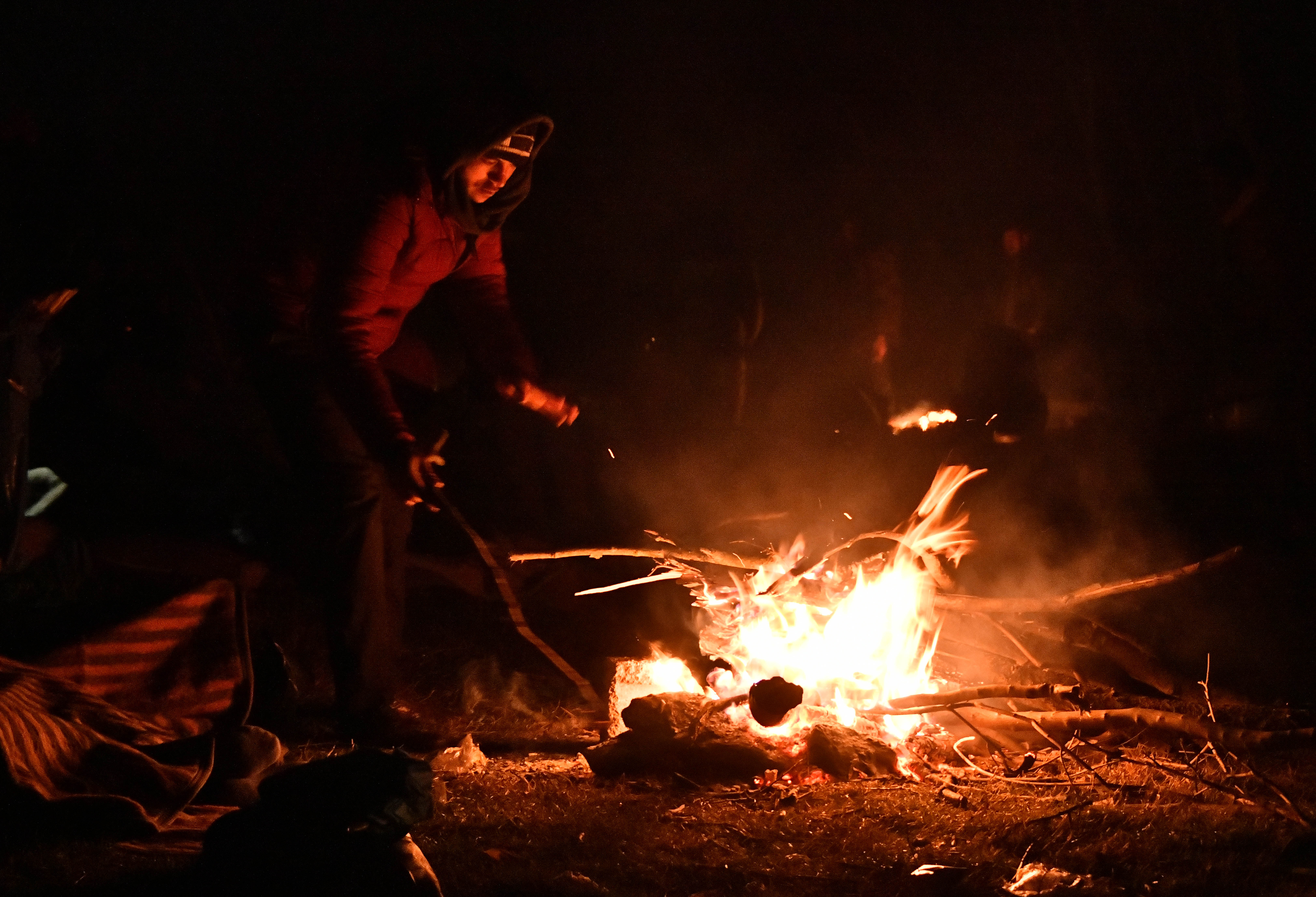 一些非法移民在户外点燃篝火取暖
