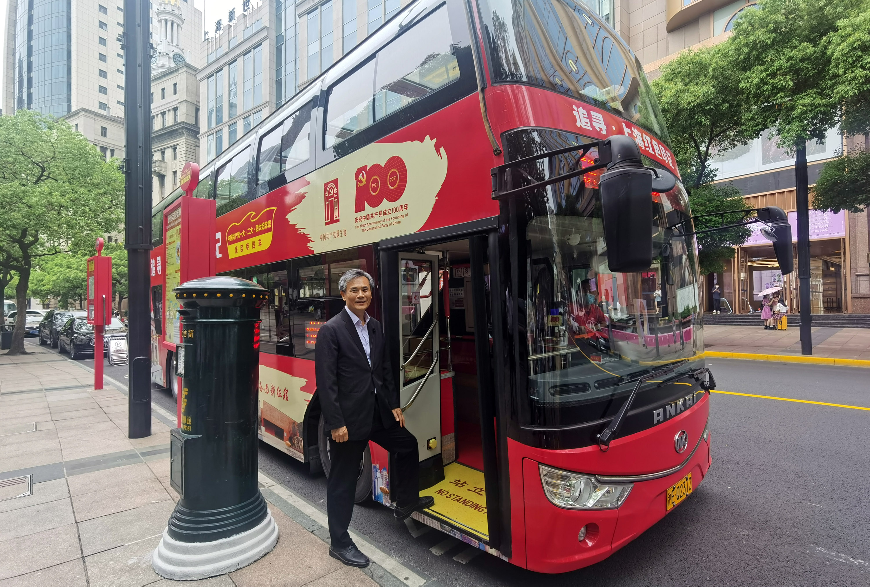 上海全新双层巴士游吸引驻沪总领事