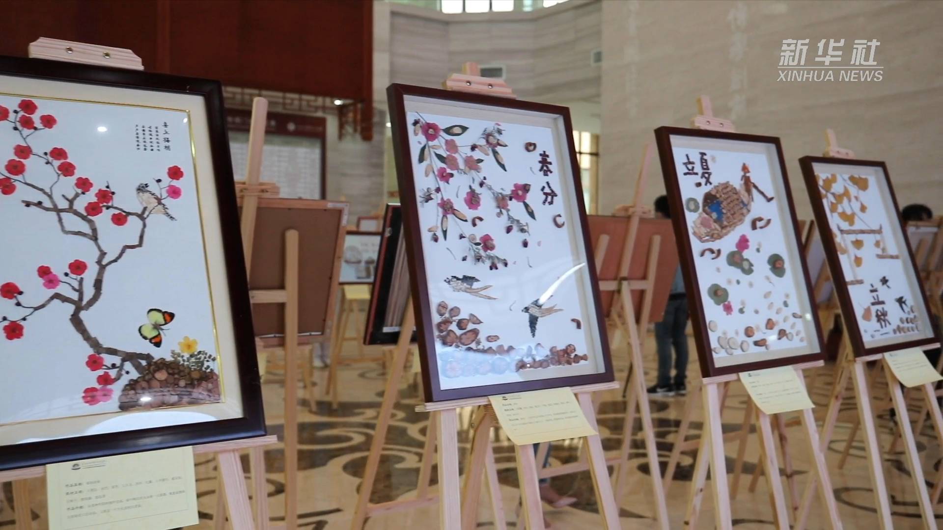 近日,在南昌市洪都中医院开展的中药材创意画大赛上,护士们用灵巧的