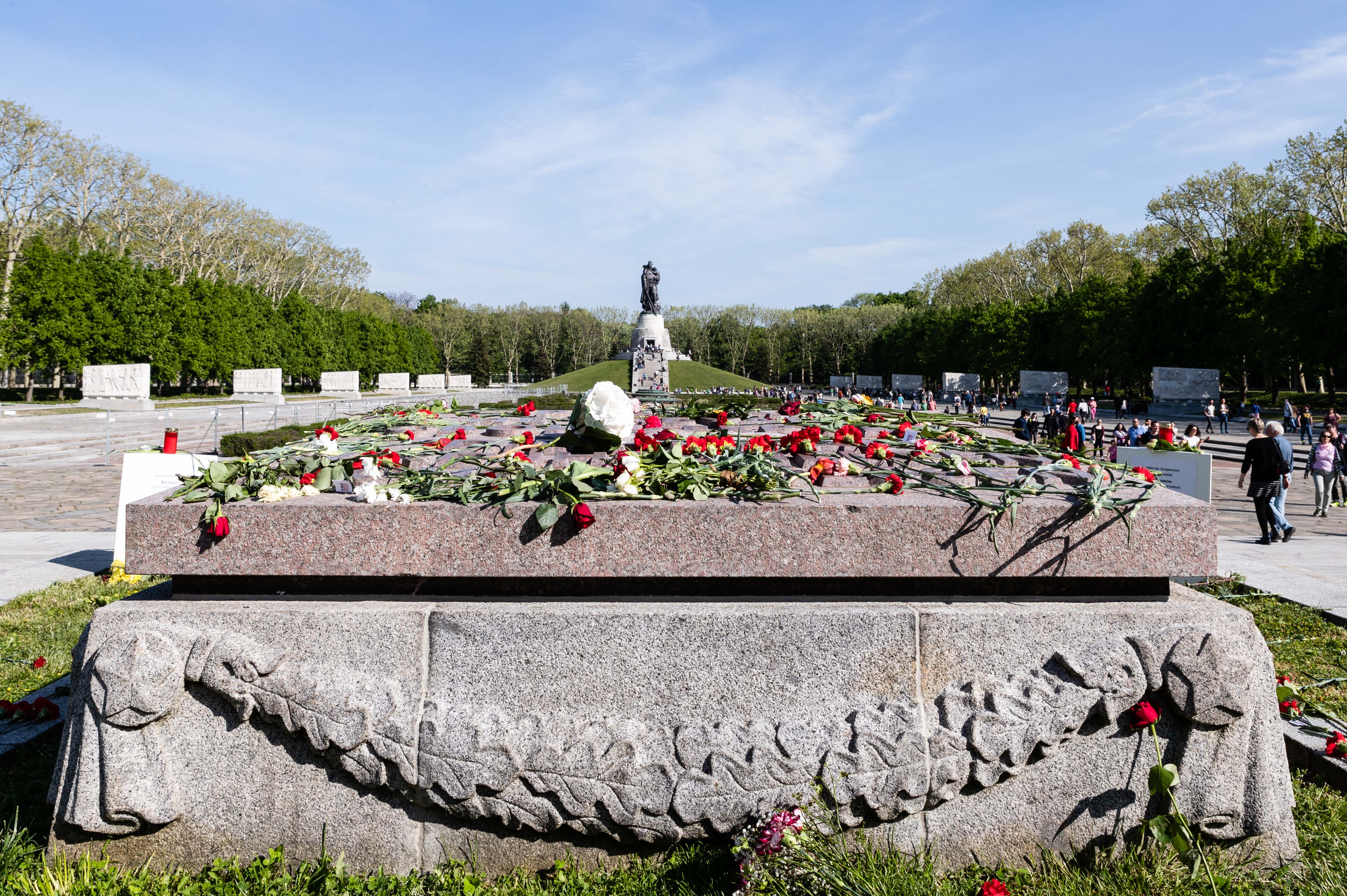 这是特雷普托苏军烈士陵园一角↑这是欧洲被害犹太人纪念碑碑石上的