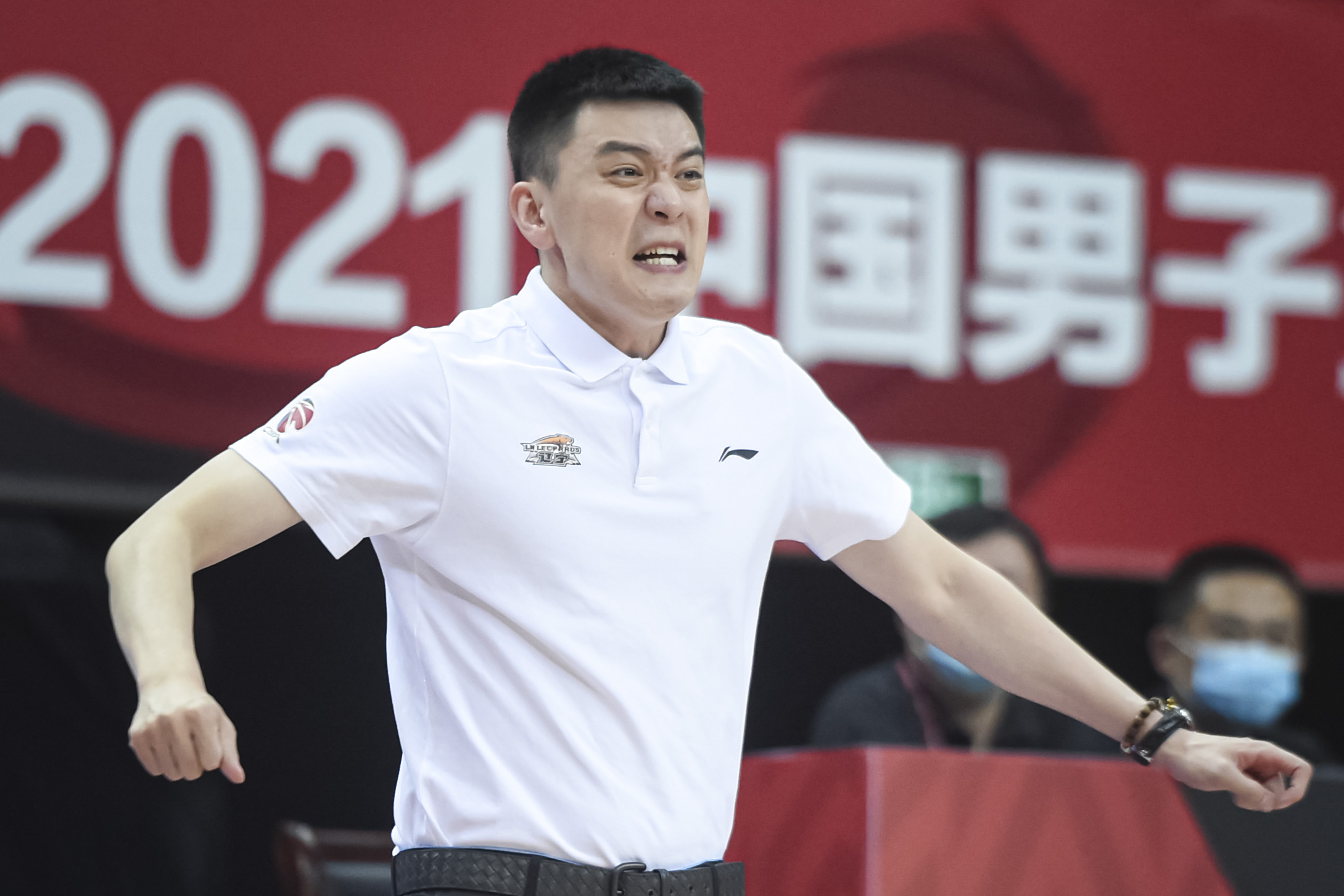 辽宁篮球主教练图片