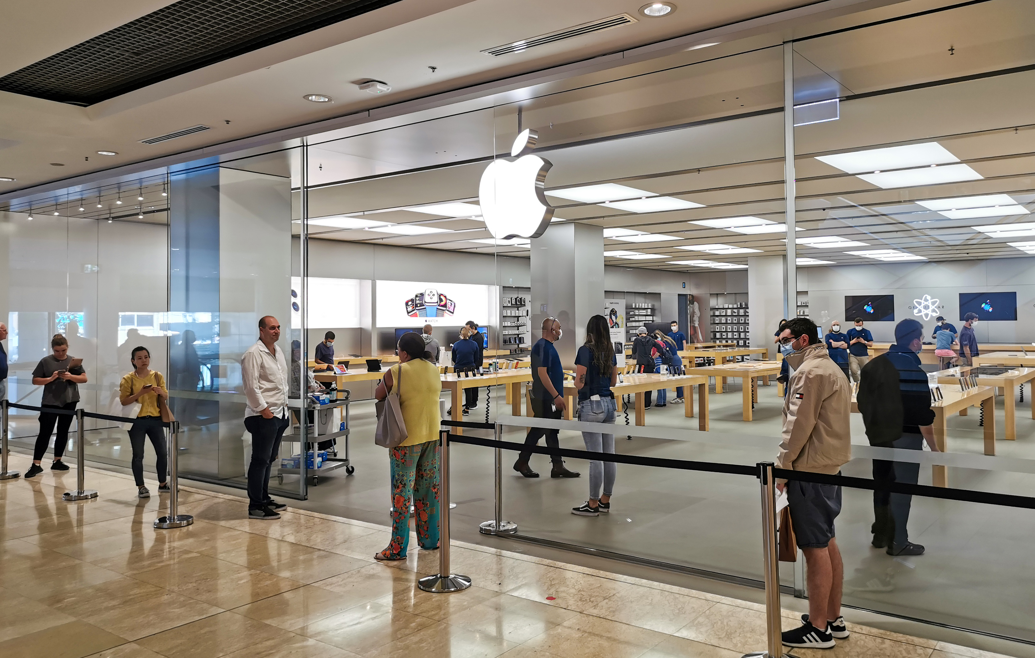 2020年5月8日,在澳大利亚悉尼一家商场,顾客在重新营业的苹果专卖店外