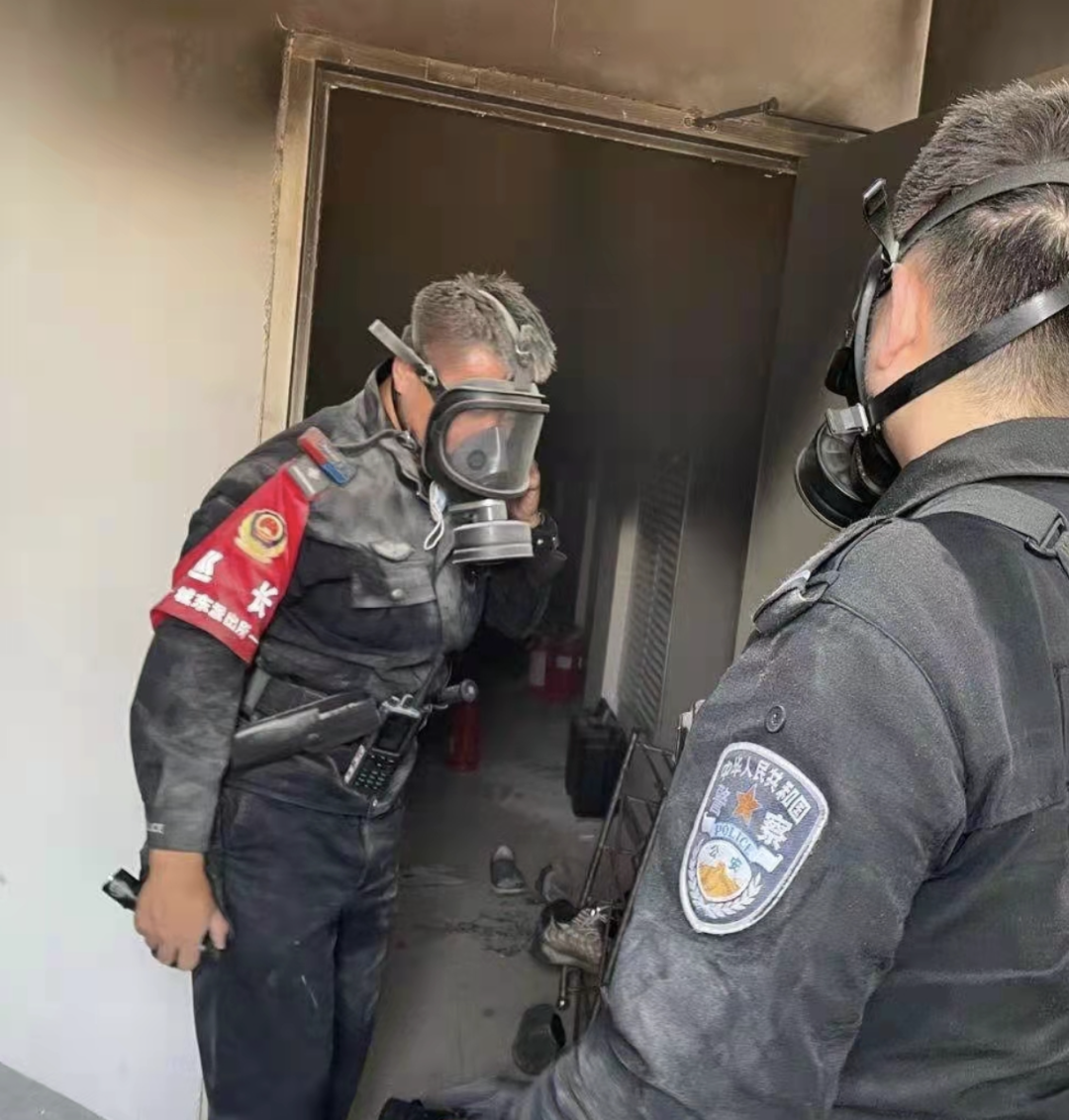 小区保安通过对讲机汇报指挥部门张晓东一边将现场情况且火势不断蔓延