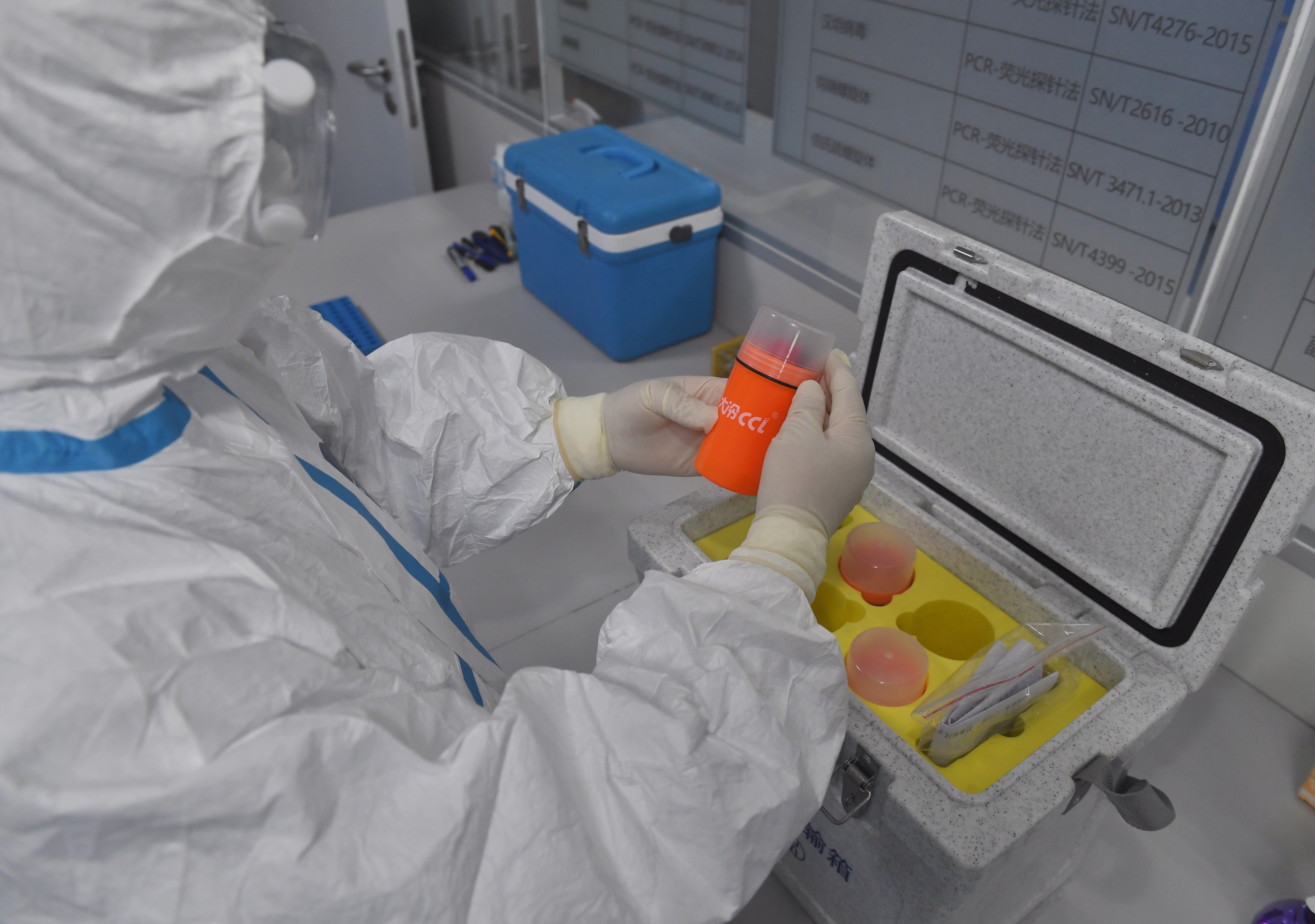 成都海关加强出入境人员新冠病毒核酸检测工作