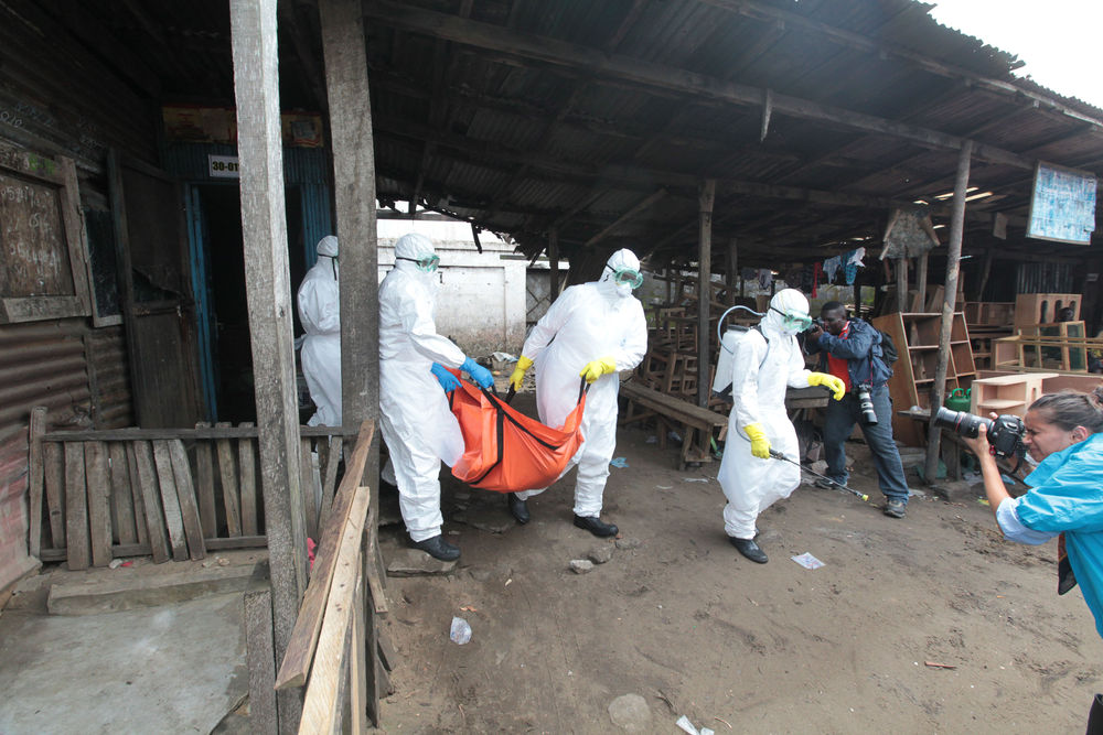 2014年10月14日,在利比里亚首都蒙罗维亚,工作人员将感染埃博拉病毒