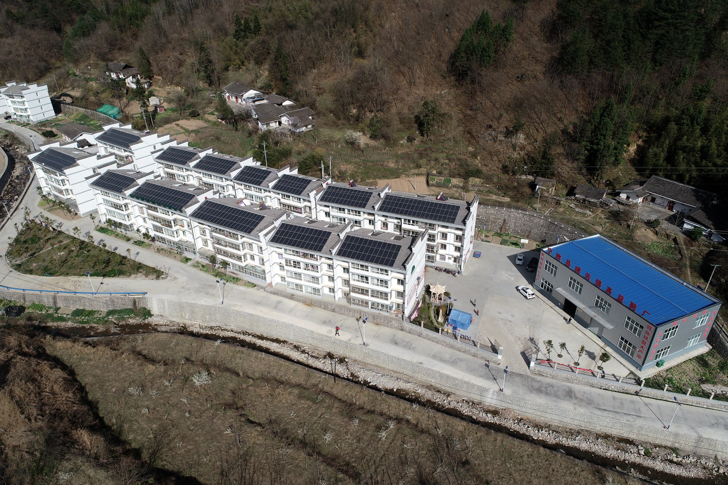 3月19日拍摄的安康市宁陕县城关镇八亩村移民安置小区与社区工厂(无人