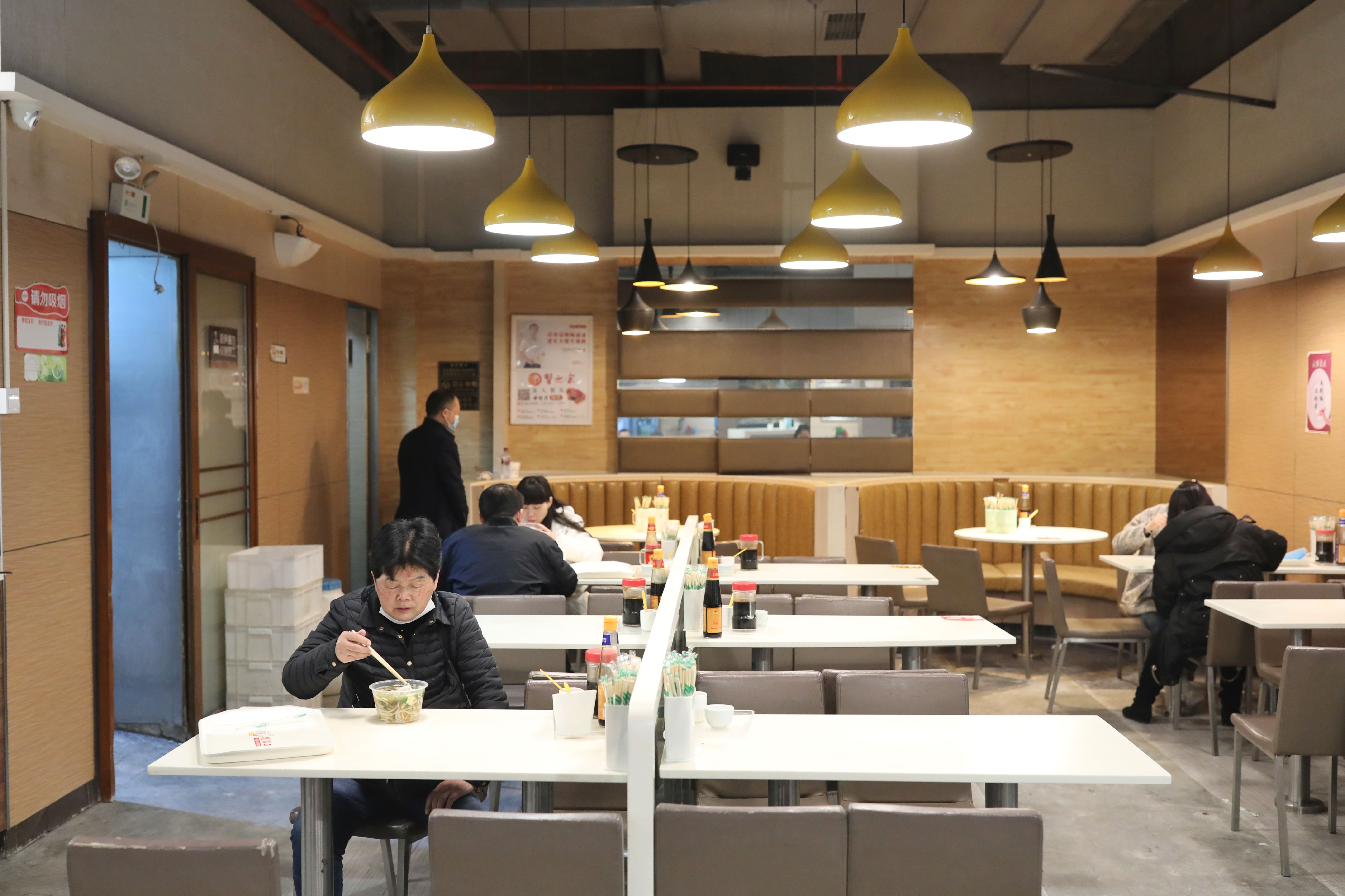 新华社记者 欧东衢 摄↑3月18日,贵阳一家餐饮店的工作人员在准备餐