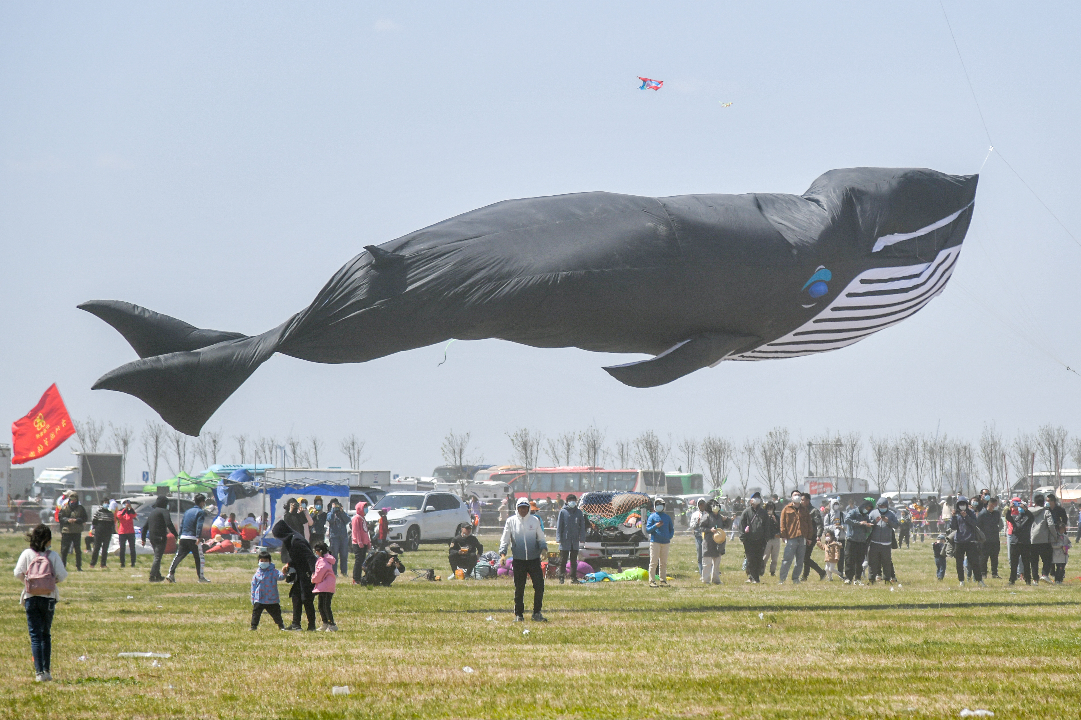 4月17日,潍坊滨海国际风筝放飞场上的风筝.