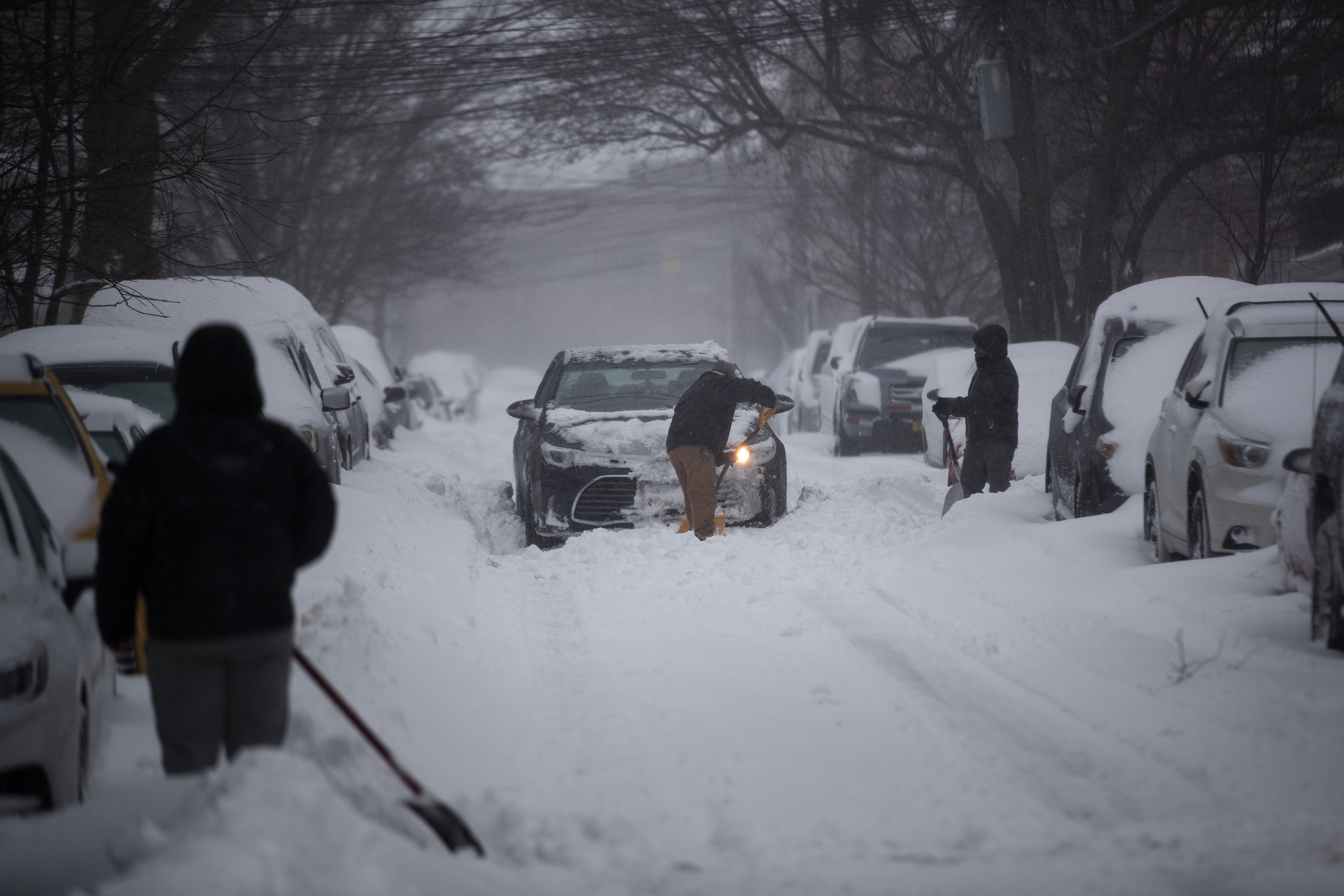 美国东北部遭遇暴风雪多地实施紧急状态