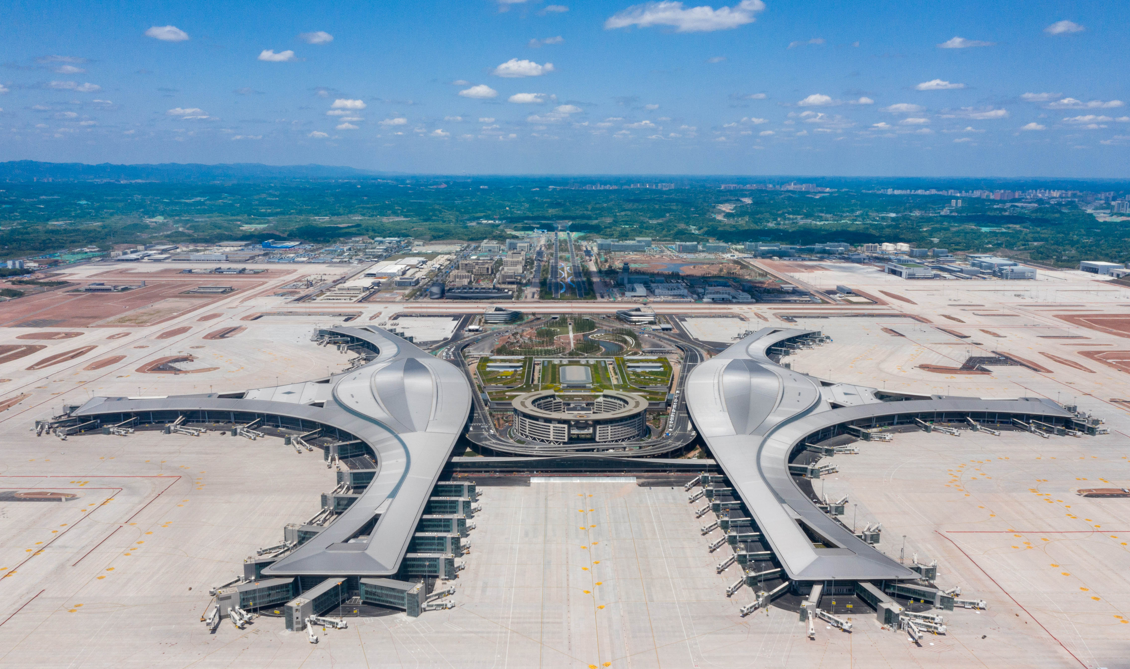 这是4月26日拍摄的成都天府国际机场(无人机照片)
